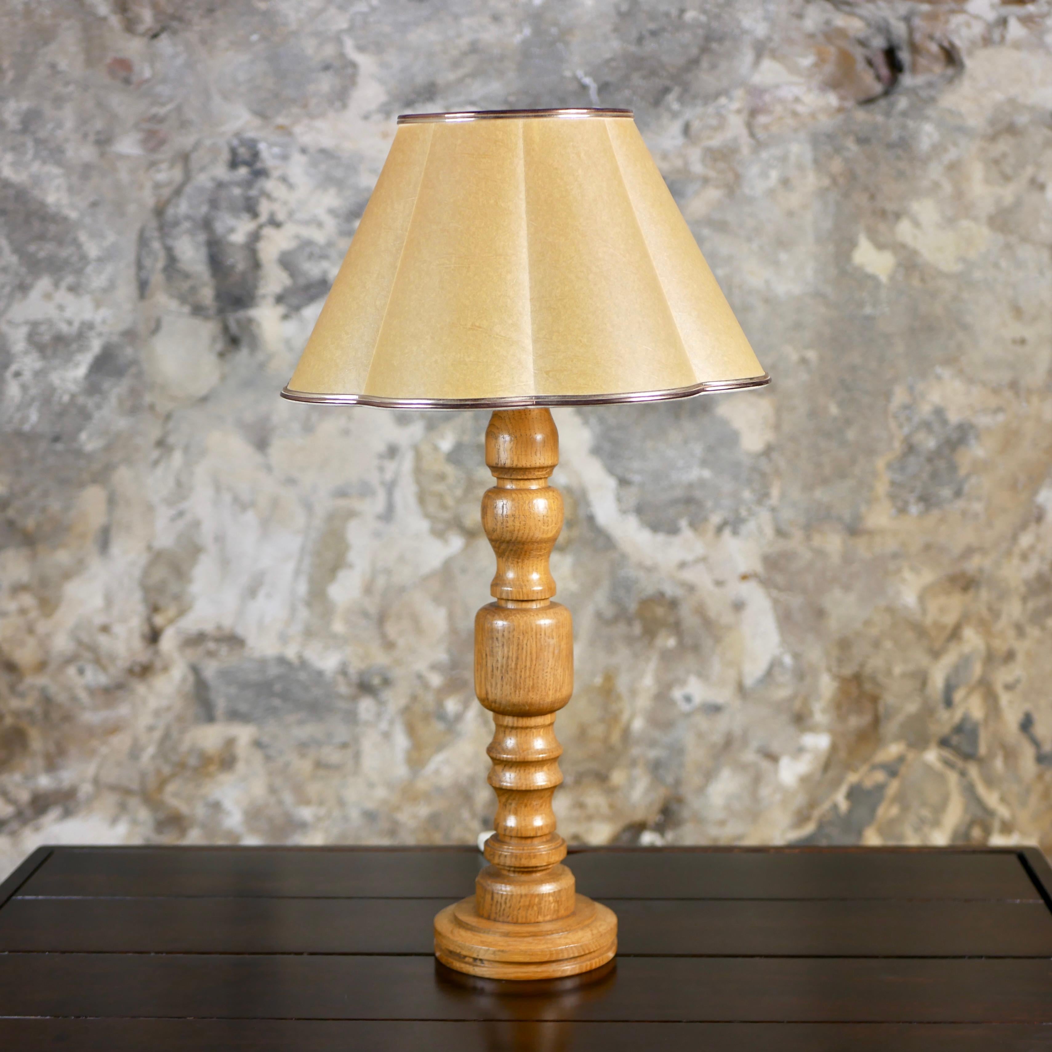 Adorable scandinavian lamp in oak, from the Netherlands, made in the 1970s. Lampshade from France, circa 1960s.
Nice light shade, and in very good condition.
Dimensions : H57, D33cm (max)
