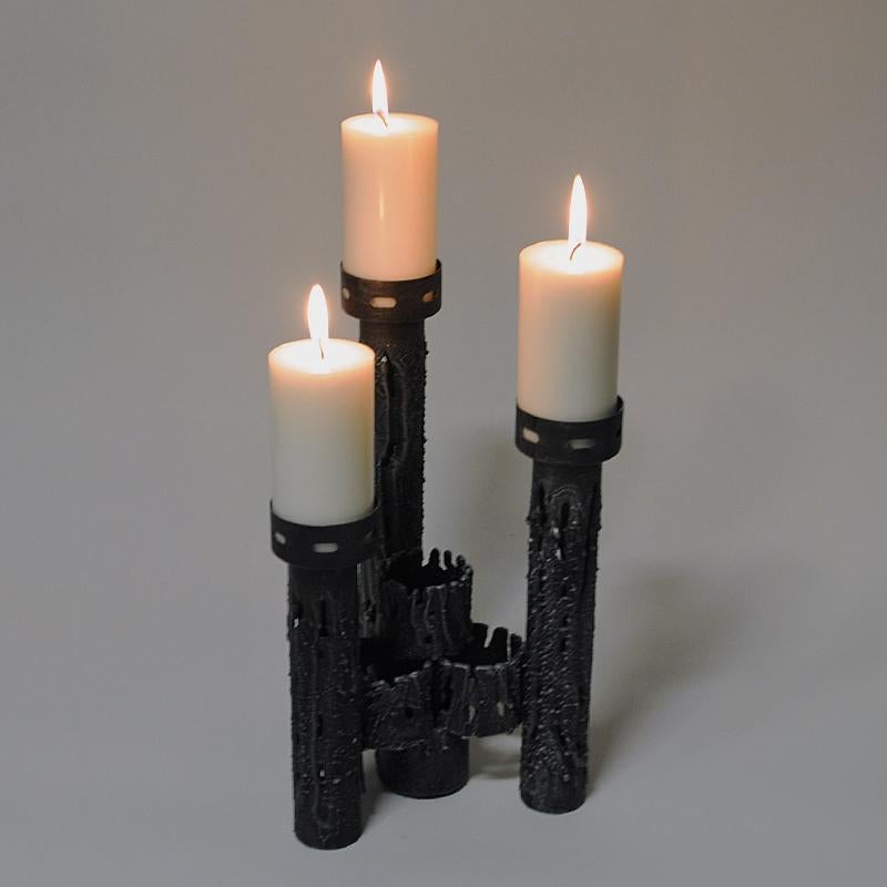 Skandinavischer groer brutalistischer Metallkerzenhalter fr drei Kerzen aus den 1970er Jahren (Skandinavische Moderne) im Angebot