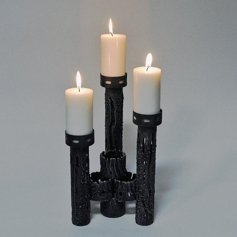 Skandinavischer groer brutalistischer Metallkerzenhalter fr drei Kerzen aus den 1970er Jahren im Zustand „Gut“ im Angebot in Stockholm, SE