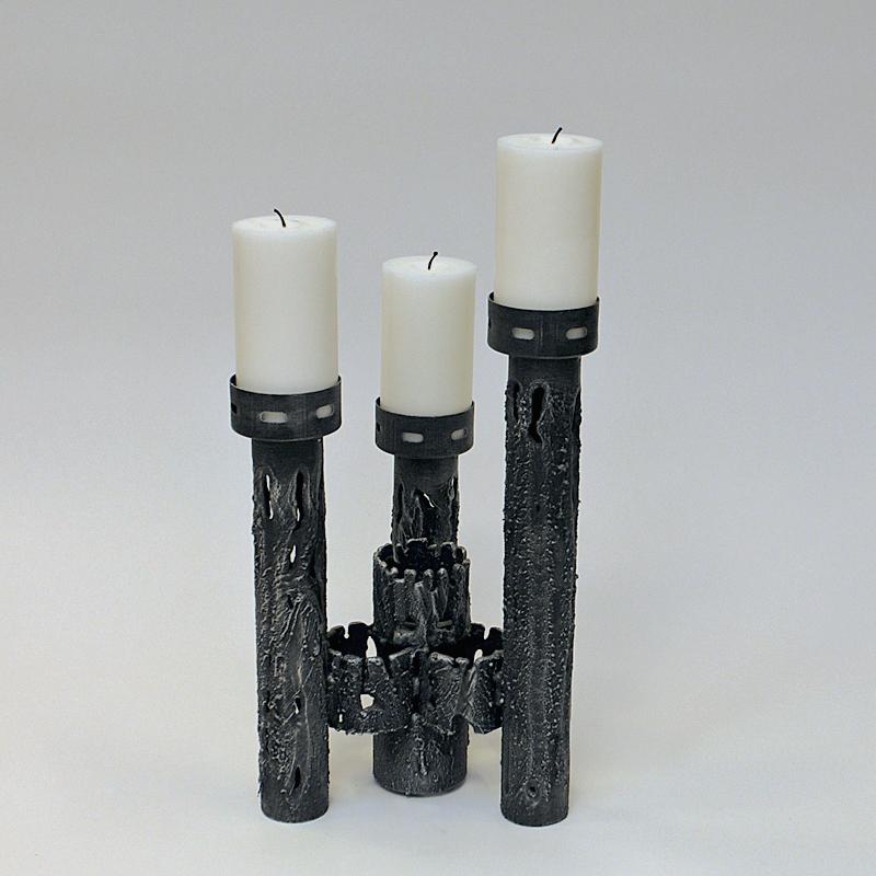 Skandinavischer groer brutalistischer Metallkerzenhalter fr drei Kerzen aus den 1970er Jahren im Angebot 2