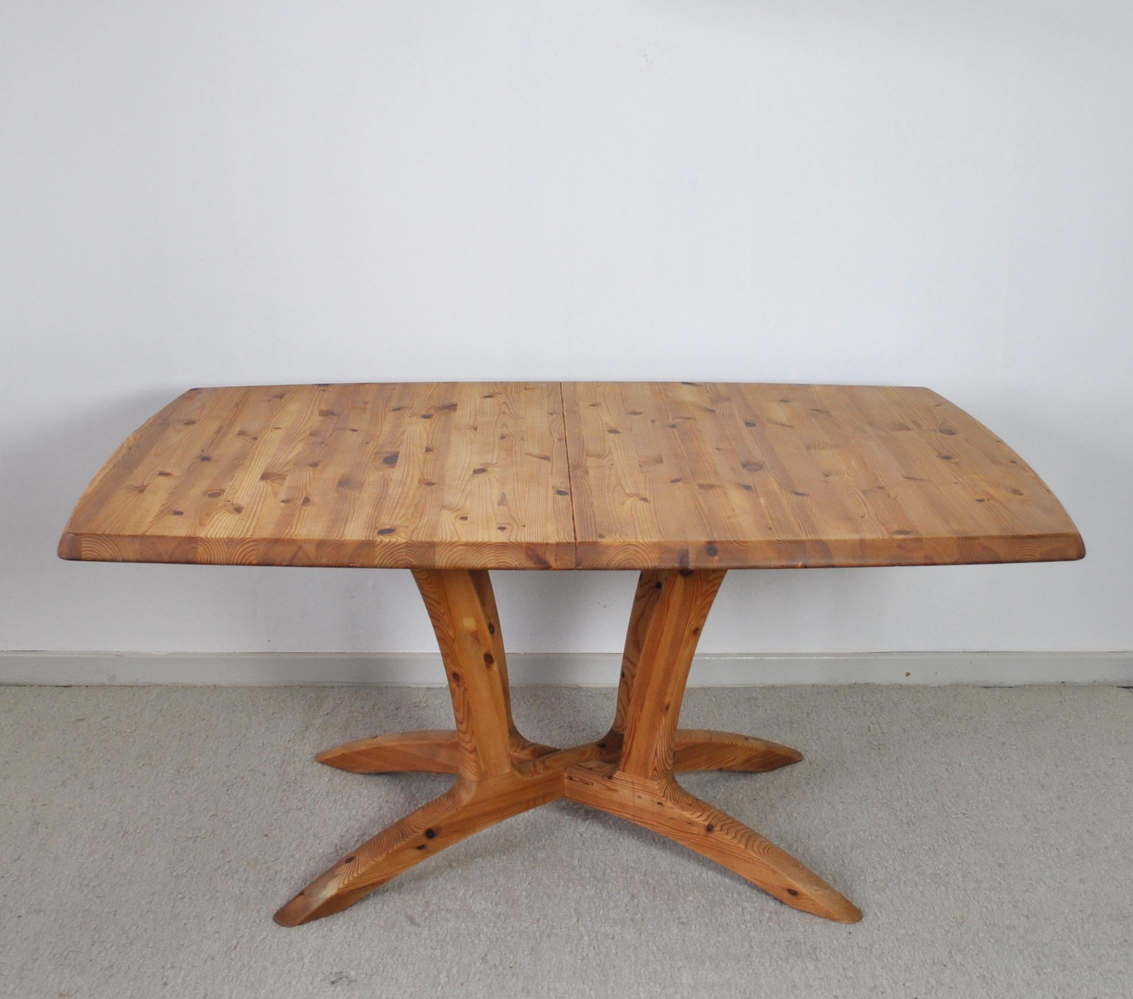 Scandinavian Large Extendable Pine Dining Table In Good Condition For Sale In Vordingborg, DK