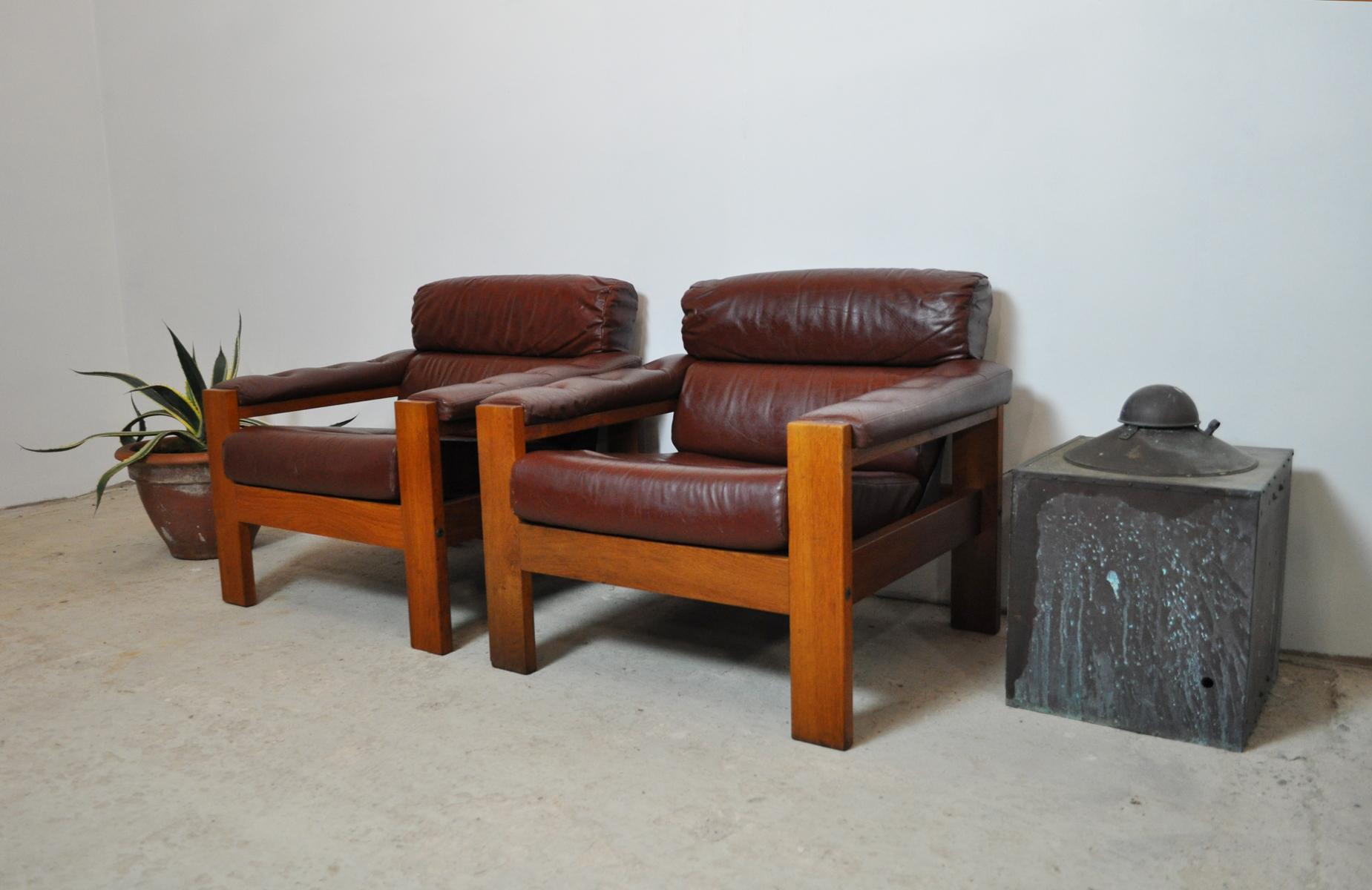 Stunning pair of Scandinavian arm lounge chairs from the 1970s. Leather upholstery and solid oak frame with a warm patinated color, superior quality.

Measures:
45 H x 81 W x 72 D cm
Seat height: 41 cm.

Signs of wear consistent with age and