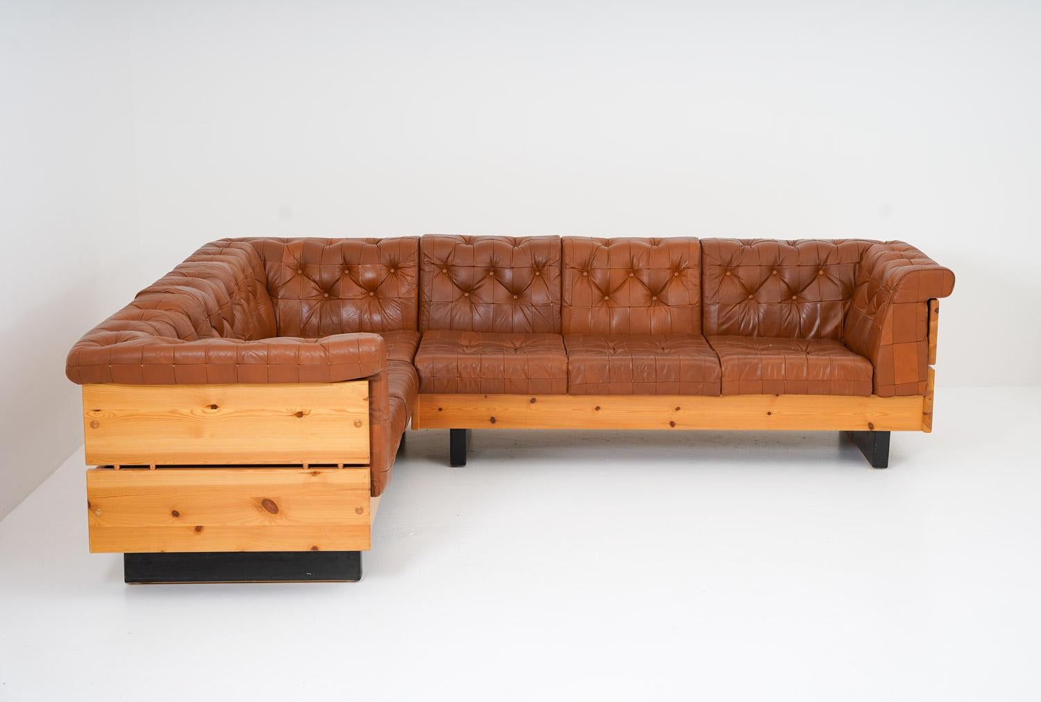The Jan Erik Lindgren sofa, designed in 1977 for the Norwegian manufacturer Ekornes, was a true masterpiece of its time. With its original patchwork leather cushions and solid pine frame, resting on sleek black mates, this sofa exudes sophistication