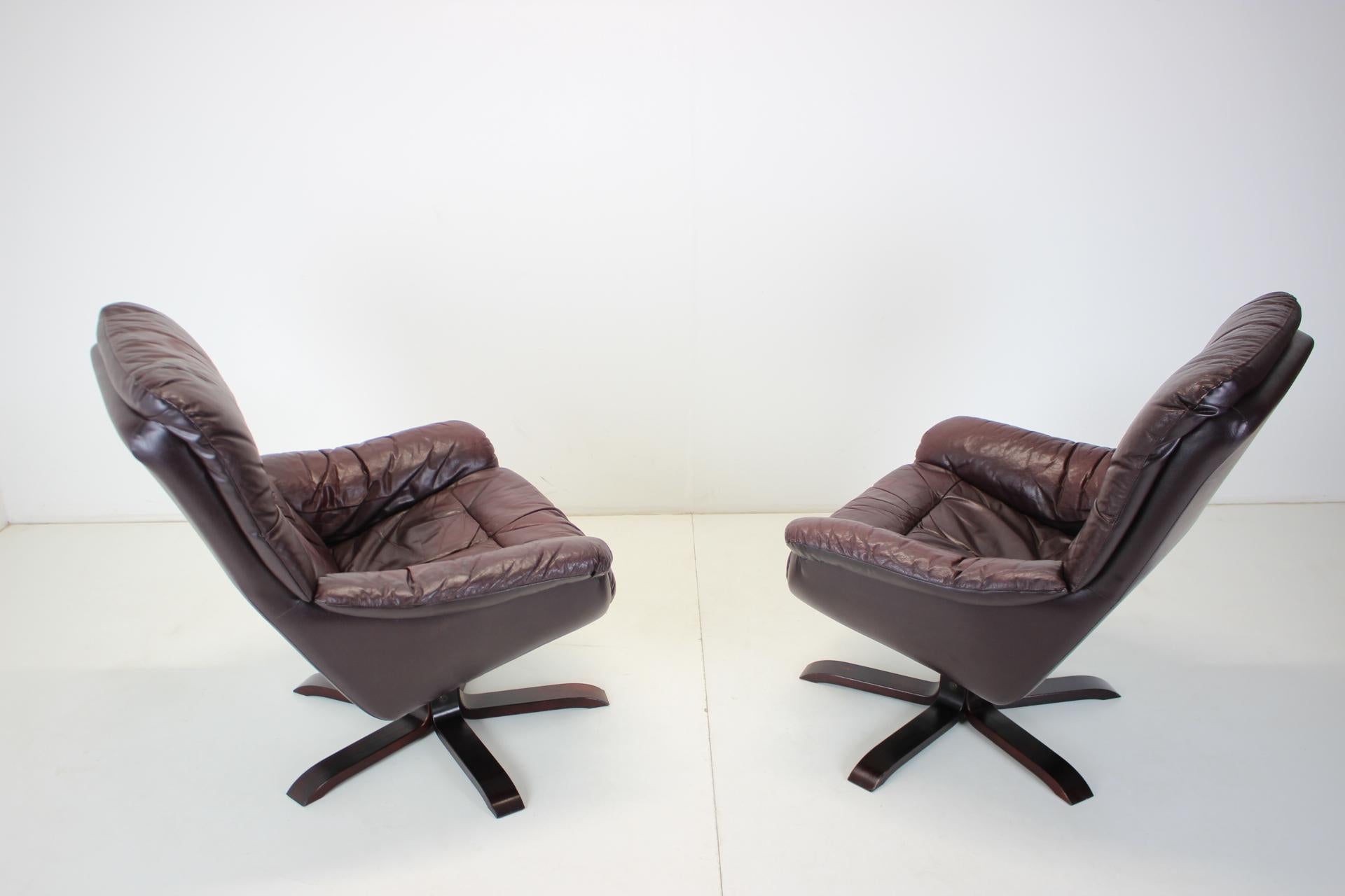 Late 20th Century Scandinavian Leather Armchairs / Lounge Chairs, with Footres 1970s, Finland For Sale