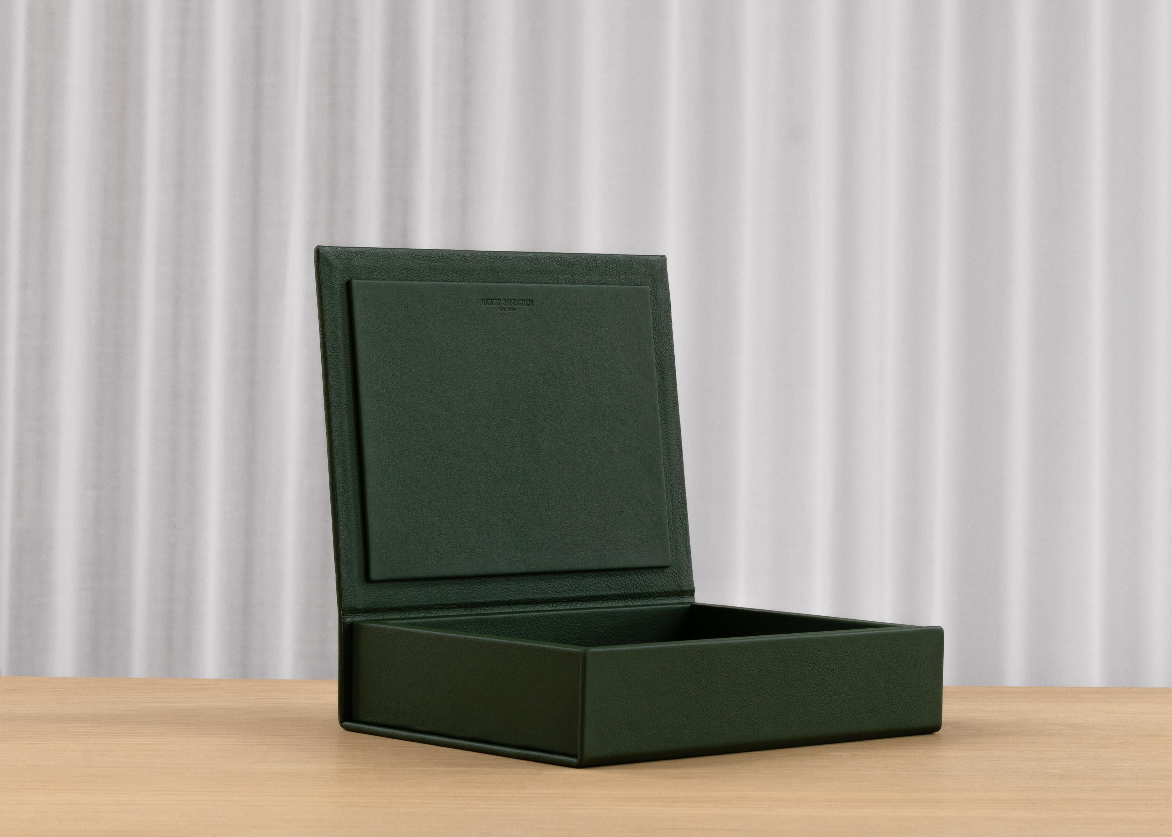 Handcrafted in Portugal from oekotex-certified leather, this Bookbox is part of our colour collection - it is vibrant, elegant and lights up any room while keeping your cherished belongings in order. Great for small piles of clutter too!

The