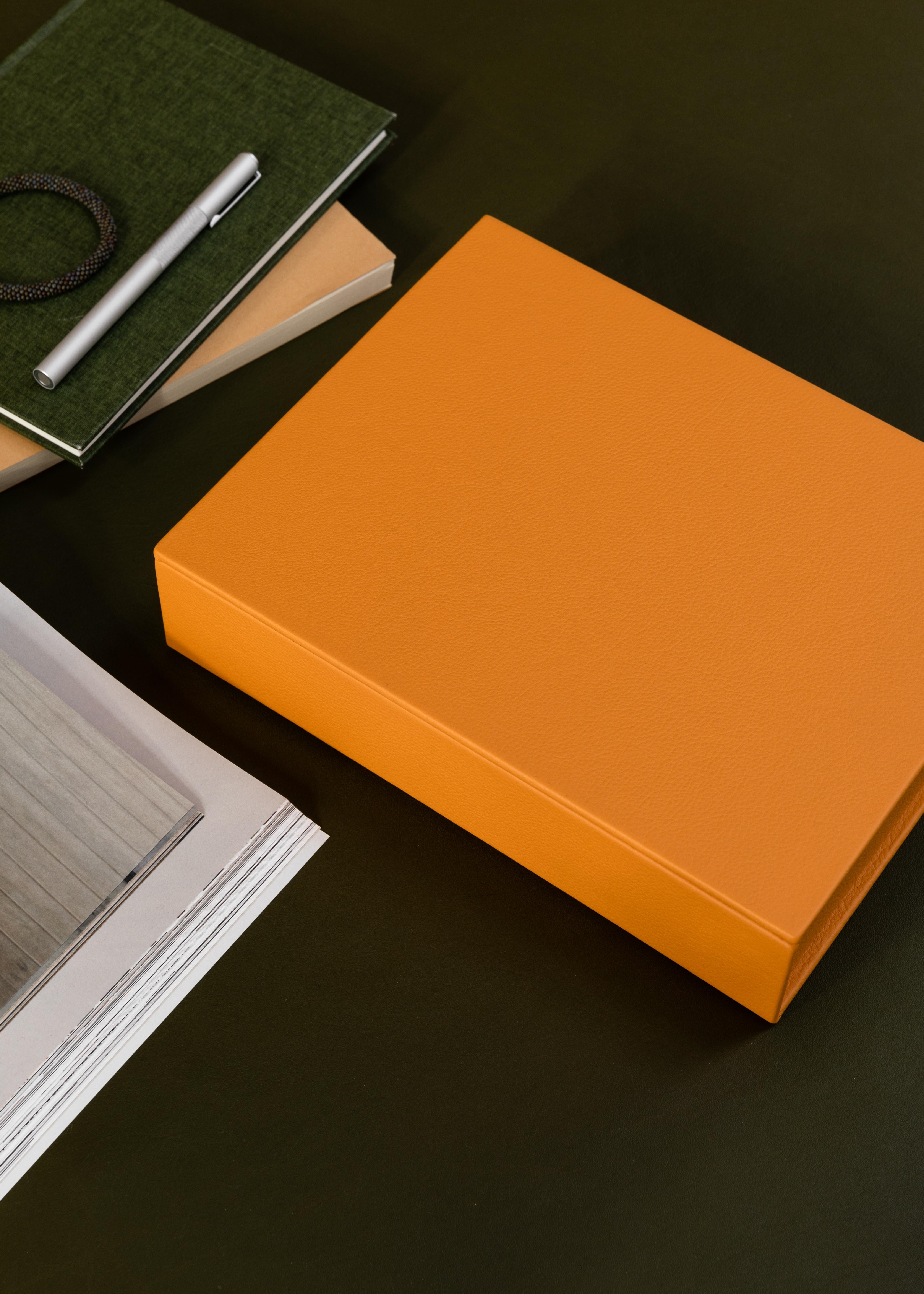 Fabriquée à la main au Portugal à partir de cuir certifié Oekotex, cette Bookbox fait partie de la collection de couleurs d'August Slegs - elle est vibrante, élégante et illumine n'importe quelle pièce tout en gardant en ordre vos effets personnels