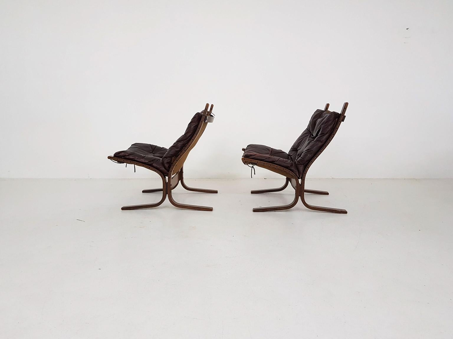 Pair of matching lounge chairs by Norwegian designer Ingmar Relling for Westnofa. Made in Norway in the 1960s.

These vintage chairs are among the best known Norwegian design chairs of the midcentury. The Scandinavian Modern lounge chairs are