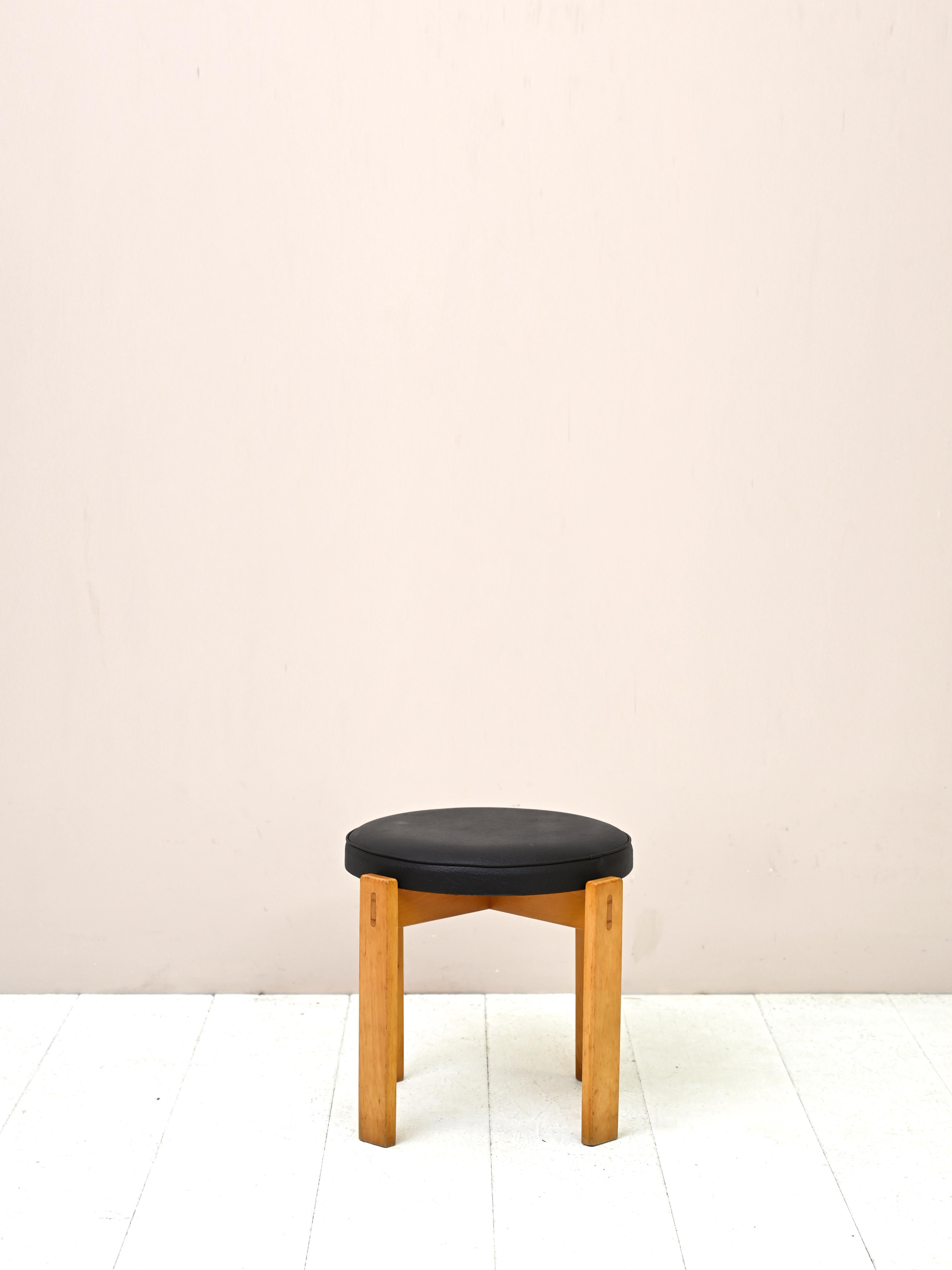 Scandinavian Leather Stool In Good Condition For Sale In Brescia, IT