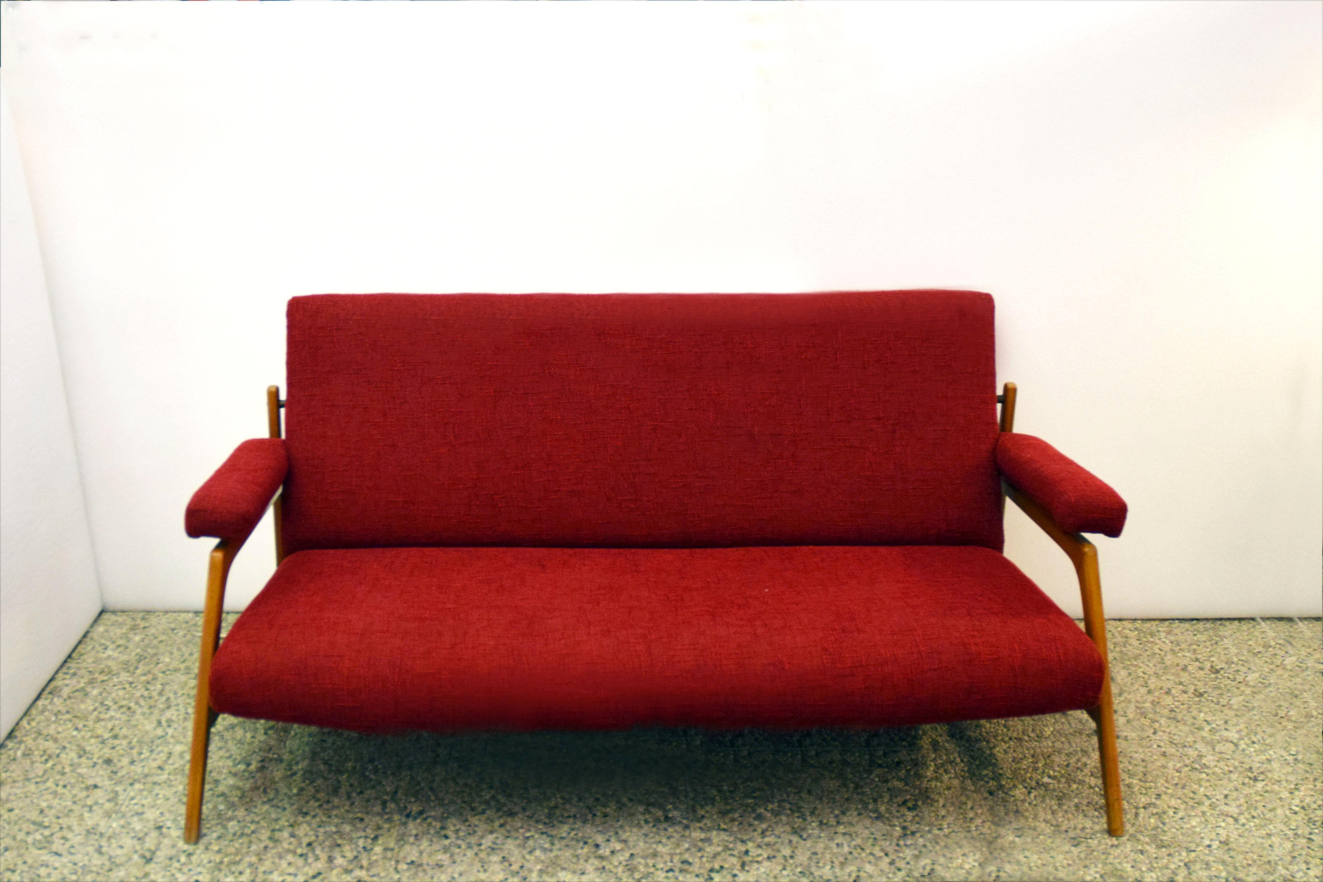 Salon complet avec une paire de fauteuils et un canapé trois places, production scandinave des années 1960.
Structure en bois d'érable avec assise, dossier et accoudoirs en tissu, détails et articulations en laiton.
En parfait état.
Dimensions :