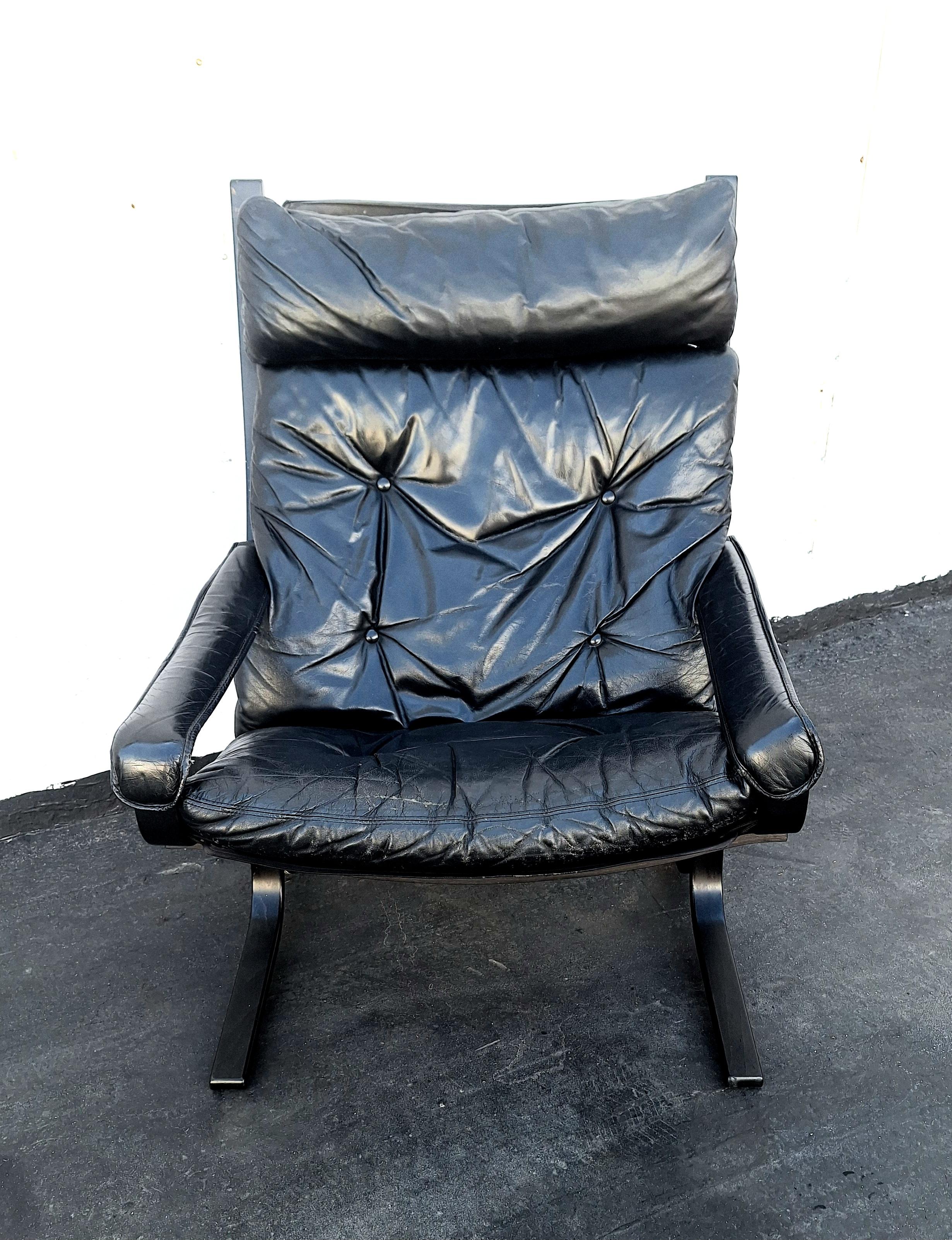  Scandinavian lounge chair designed by Ingmar RELLING for WESTNOFA Vestlandske, 1960-1970  This is a synonym of  comfort seating chair . 

US Continental in home delivery $350 delivery in  15-30 days 