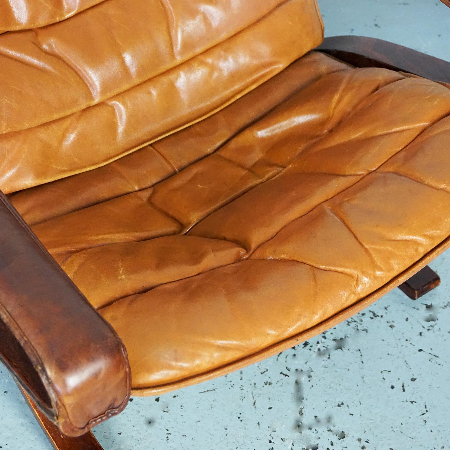 Iconic and rare foldable Scandinavian lounge chair Flex designed by Ingmar Relling. This Version features armrests. All very nice original vintage condition, leather with nice patina. Manufacturers label on the underside.

 Bent plywood wood frame