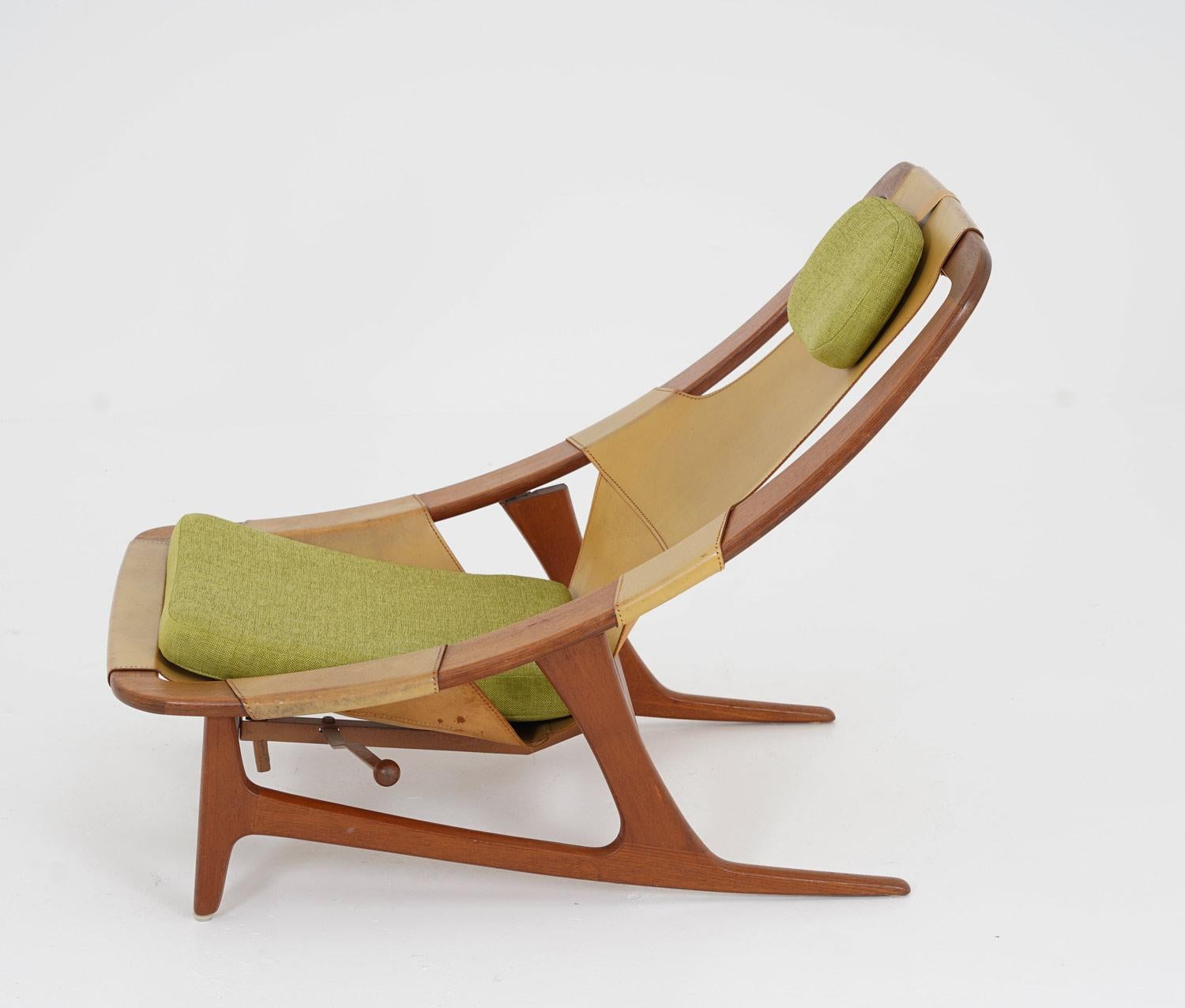 The Holmenkollen lounge chair, designed by Arne Tidemand Ruud and produced by AS Inventar, is a beautiful example of mid-century Scandinavian design. It features a teak frame, with thick leather used for the seating and wool upholstery on the