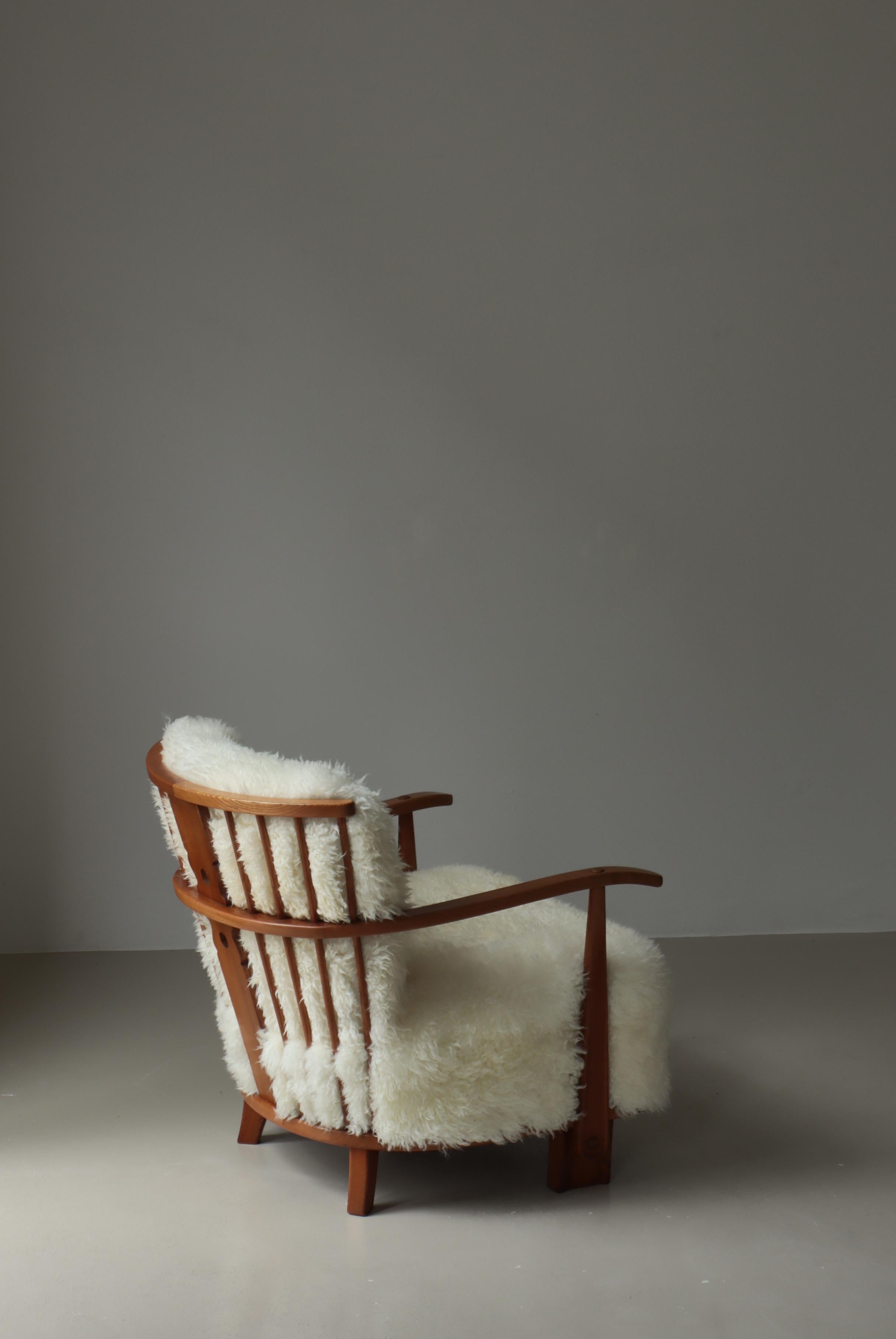 Silla de salón escandinava Modelo 1590, Fritz Hansen, olmo y piel de oveja, años 40 Danés en venta