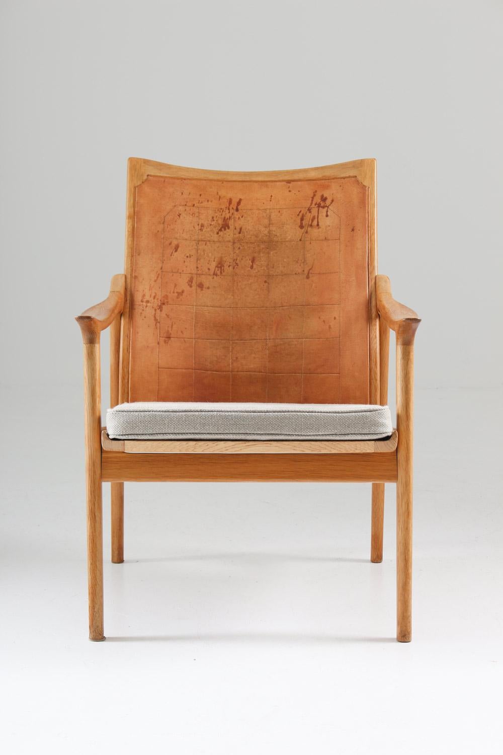 Hans Brattrud, der für seine weltberühmten Hove Møbler Scandia Entwürfe bekannt ist, eine Serie von Beistell- und Loungesesseln aus Sperrholz, entwarf Mitte der 1950er Jahre auch Möbel für Norcraft. Einer dieser Norcraft-Entwürfe, die hier