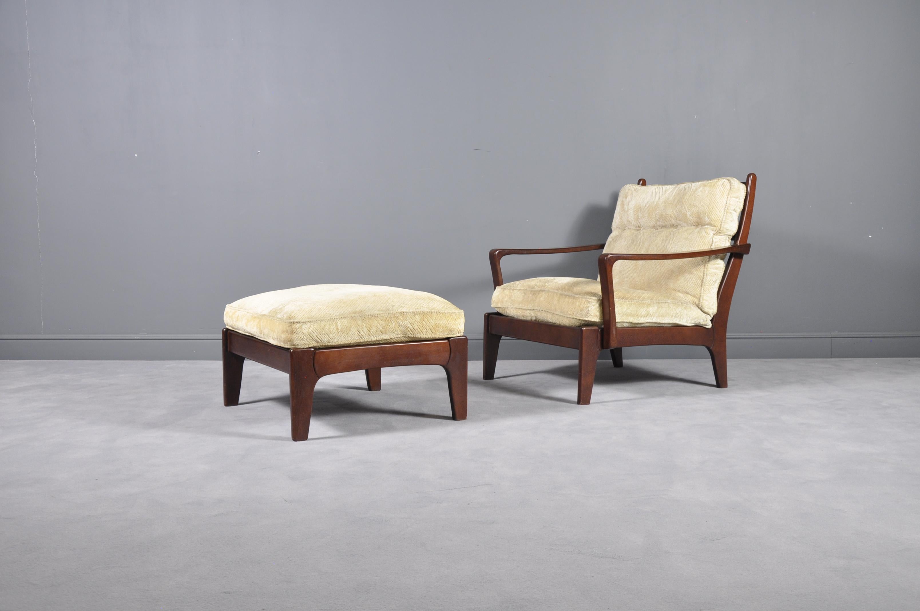 Armchair W 80 / D 90 / H 80 cm seat H 40 cm

Ottoman W 65 / 60 / H 40 cm

Danish modern mahogany armchair with matching ottoman from circa 1970, in original velvet beige fabric.
