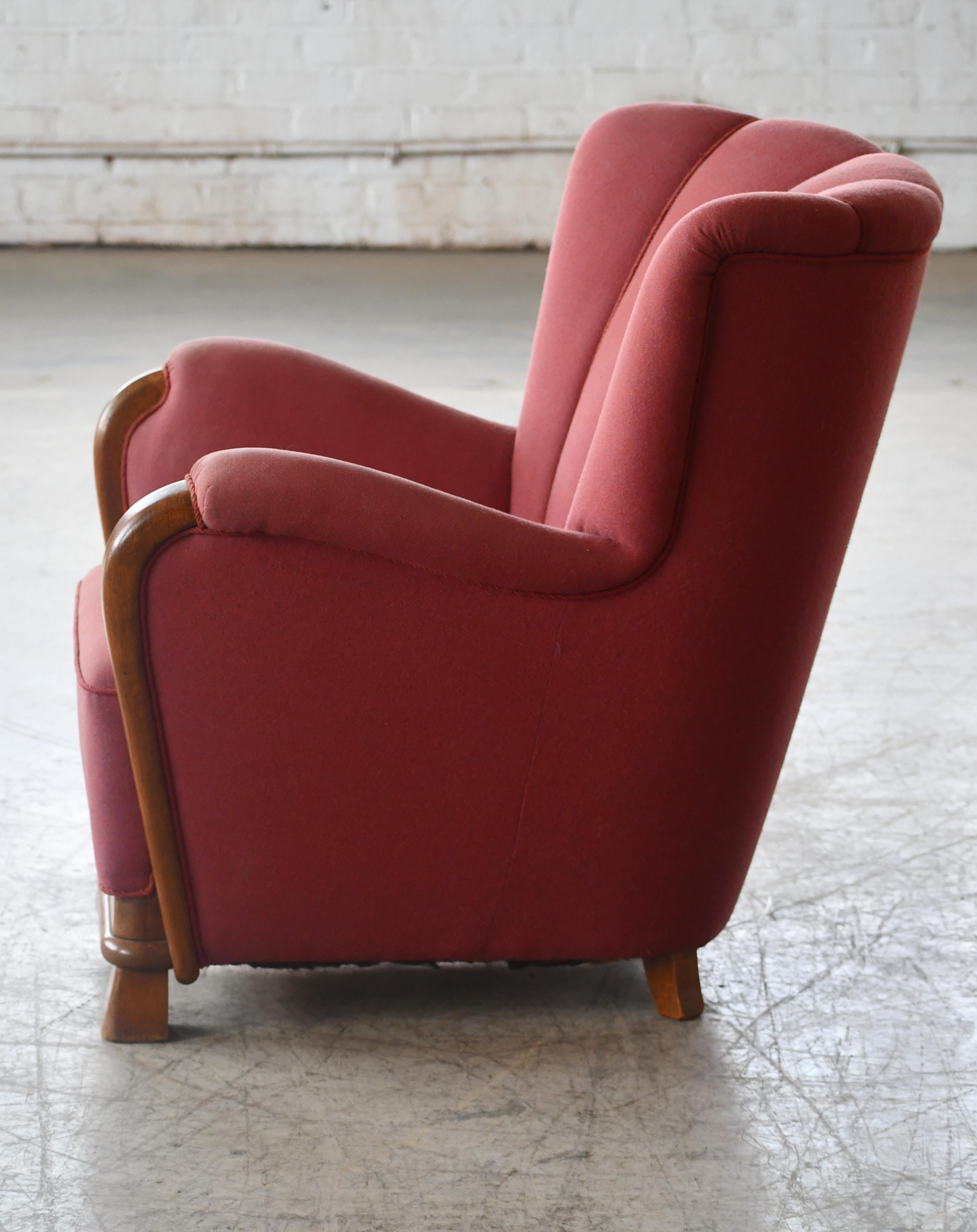 Fauteuil de salon scandinave avec accoudoir et base en chêne et laine rouge, années 1940 en vente 3