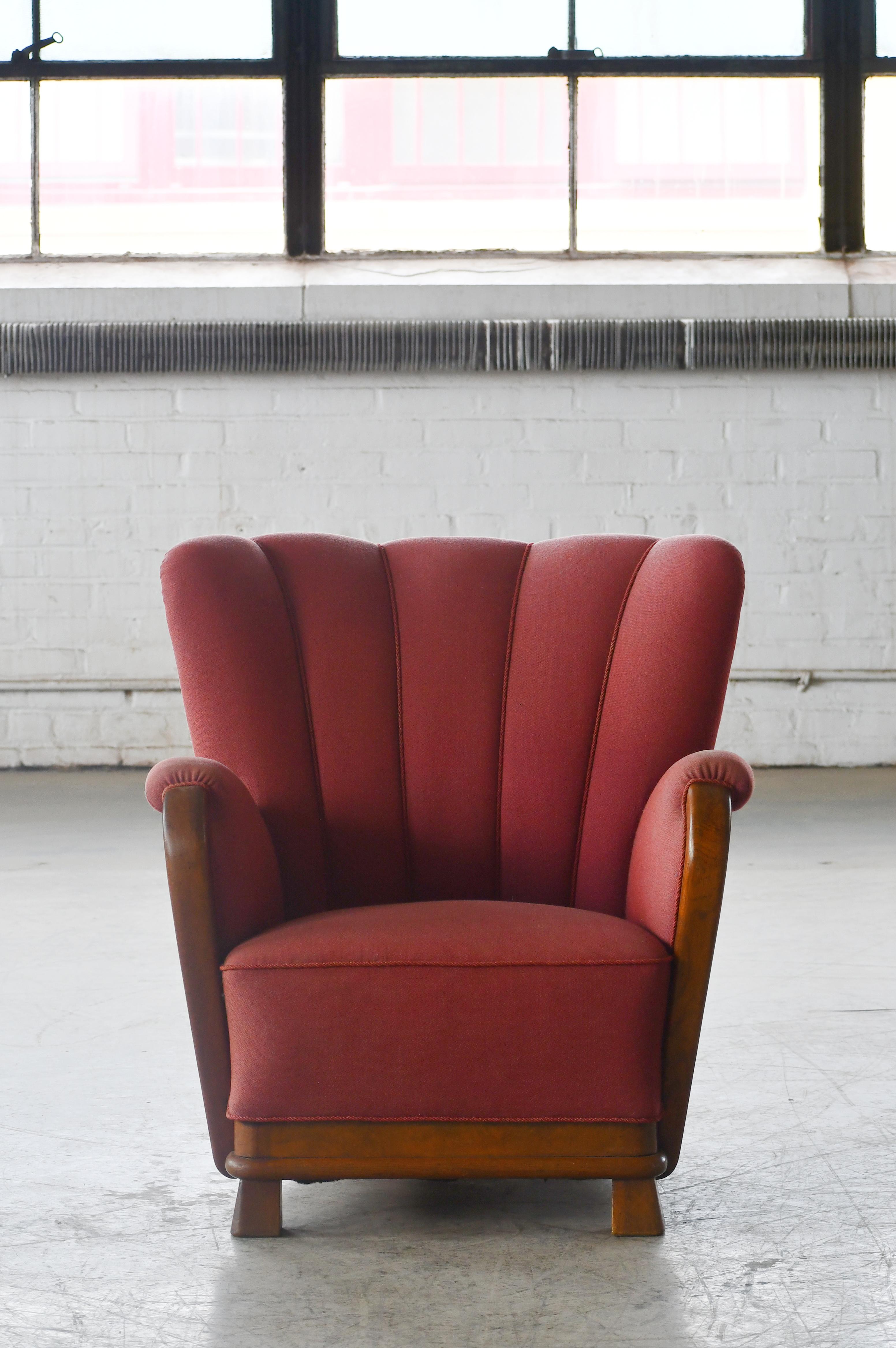 Elegant et inhabituel fauteuil de salon de la fin de la période art déco, un peu similaire aux styles des Design/One suédois tels que Carl Malmsten. Nous n'avons jamais vu d'autres exemples de cette chaise et il pourrait bien s'agir d'une chaise