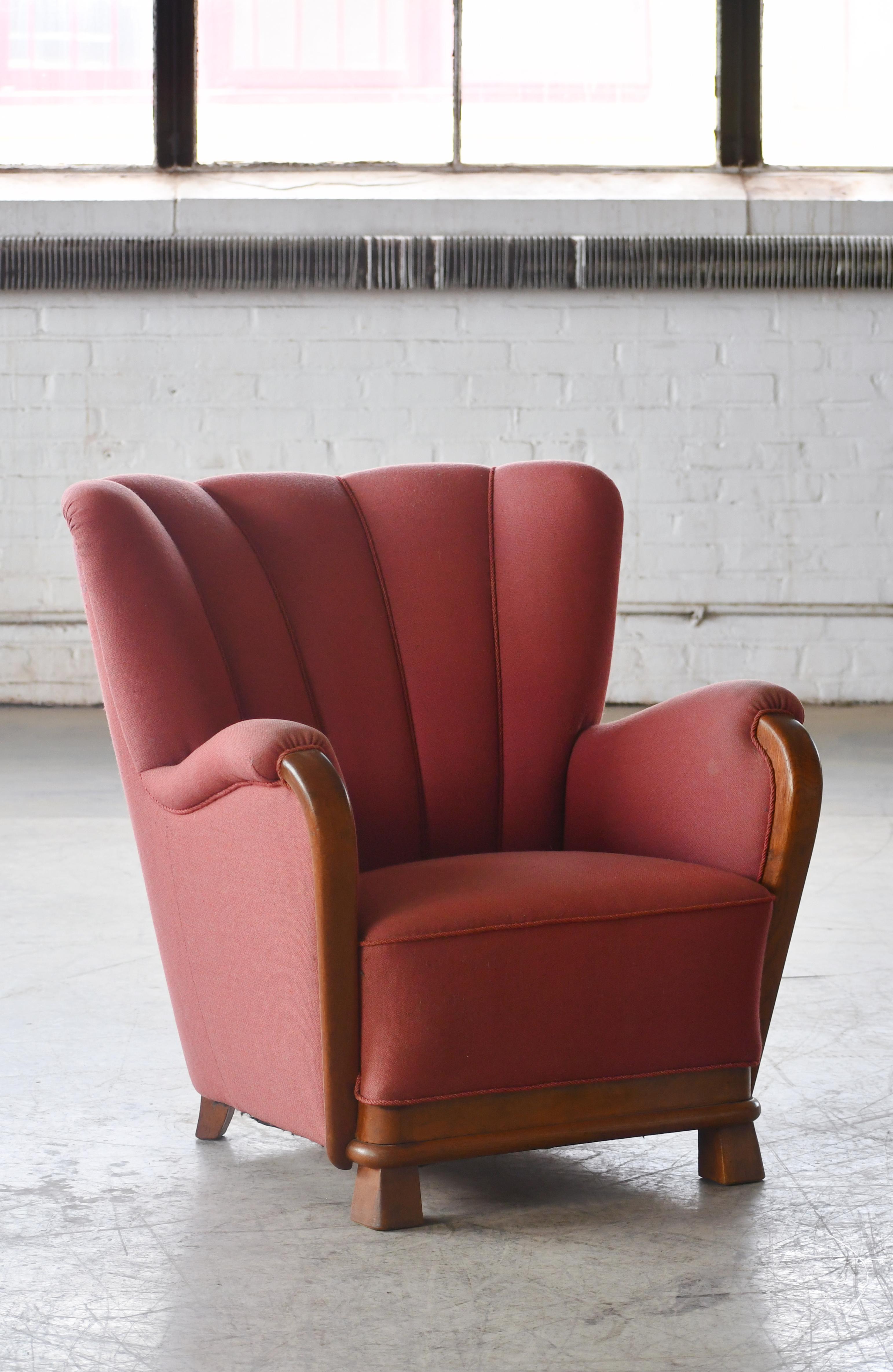 Mid-Century Modern Fauteuil de salon scandinave avec accoudoir et base en chêne et laine rouge, années 1940 en vente