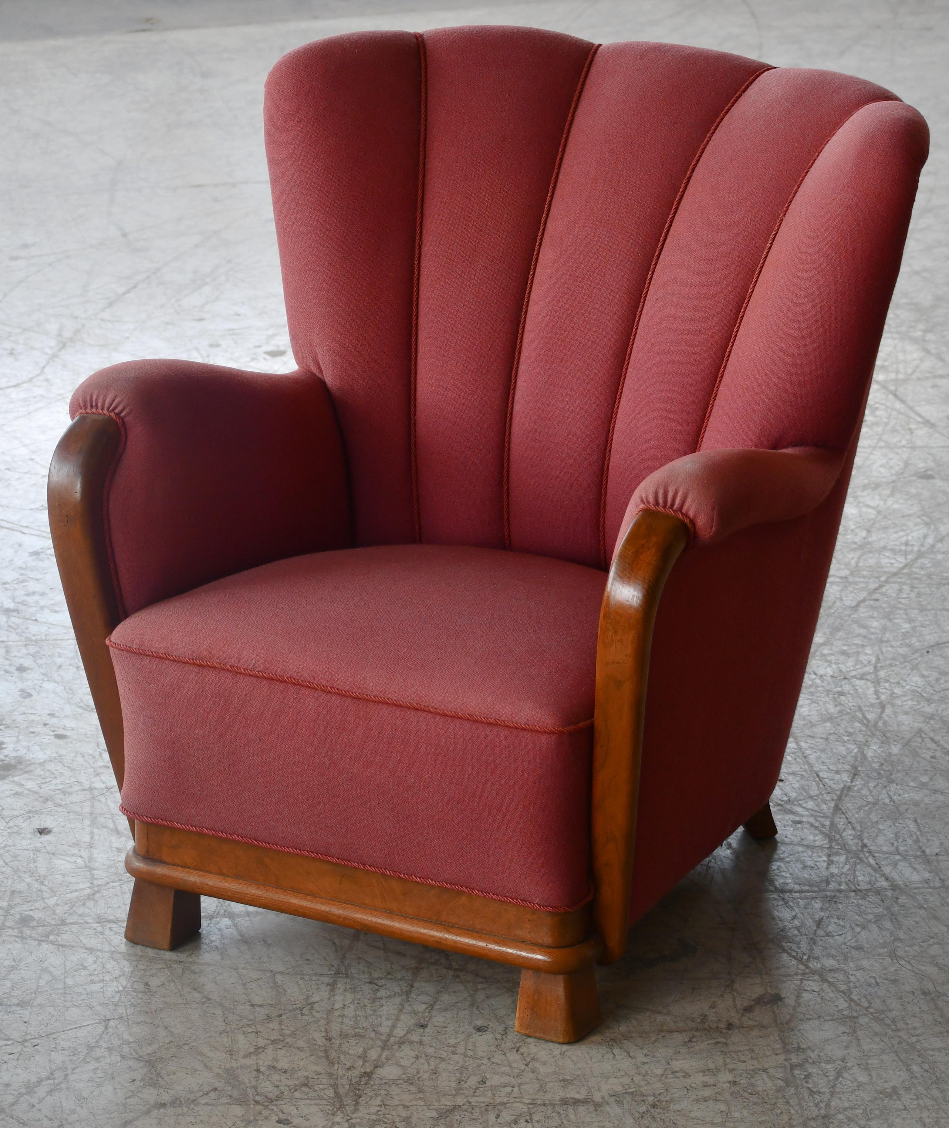 Danois Fauteuil de salon scandinave avec accoudoir et base en chêne et laine rouge, années 1940 en vente