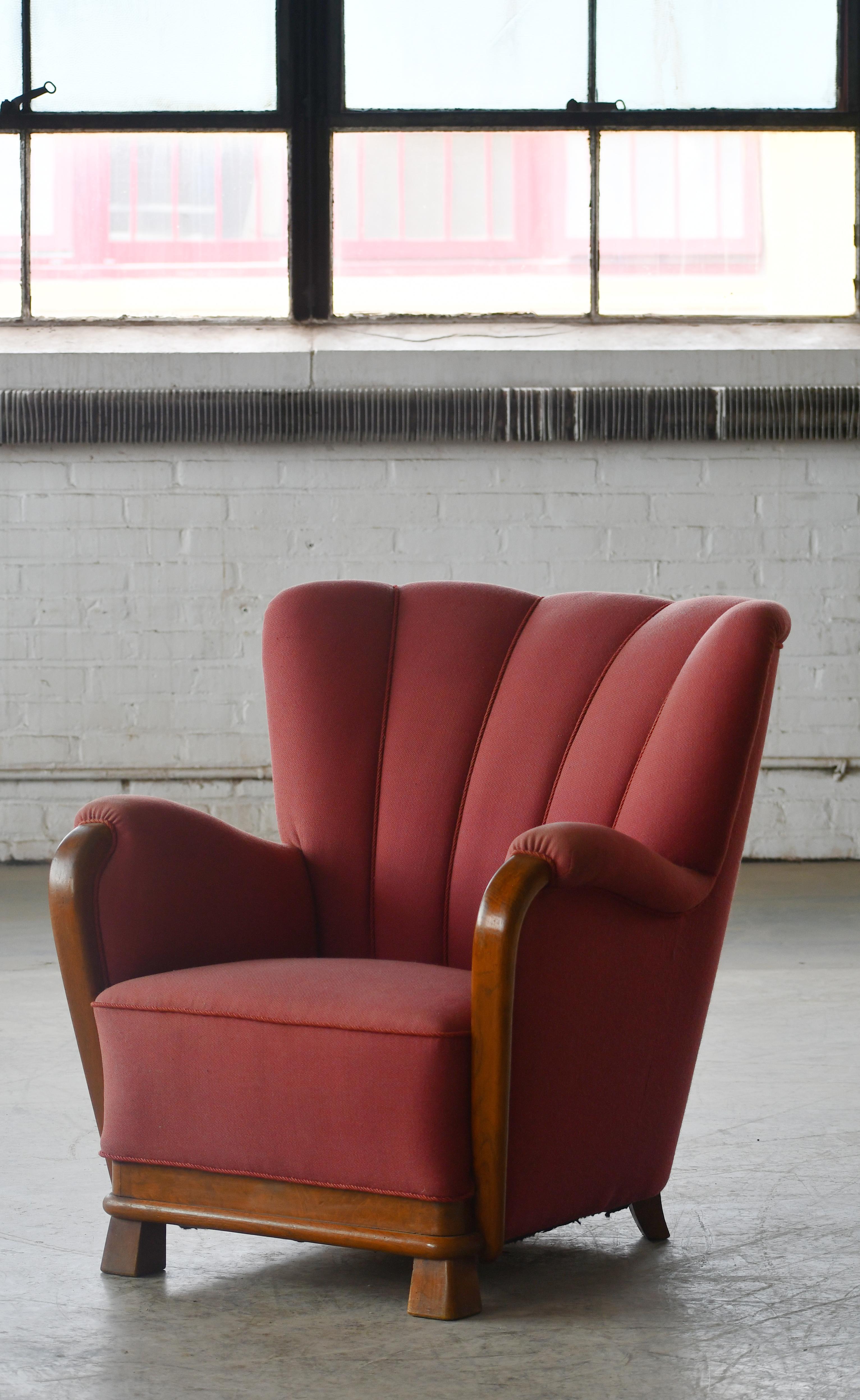 Fauteuil de salon scandinave avec accoudoir et base en chêne et laine rouge, années 1940 Bon état - En vente à Bridgeport, CT