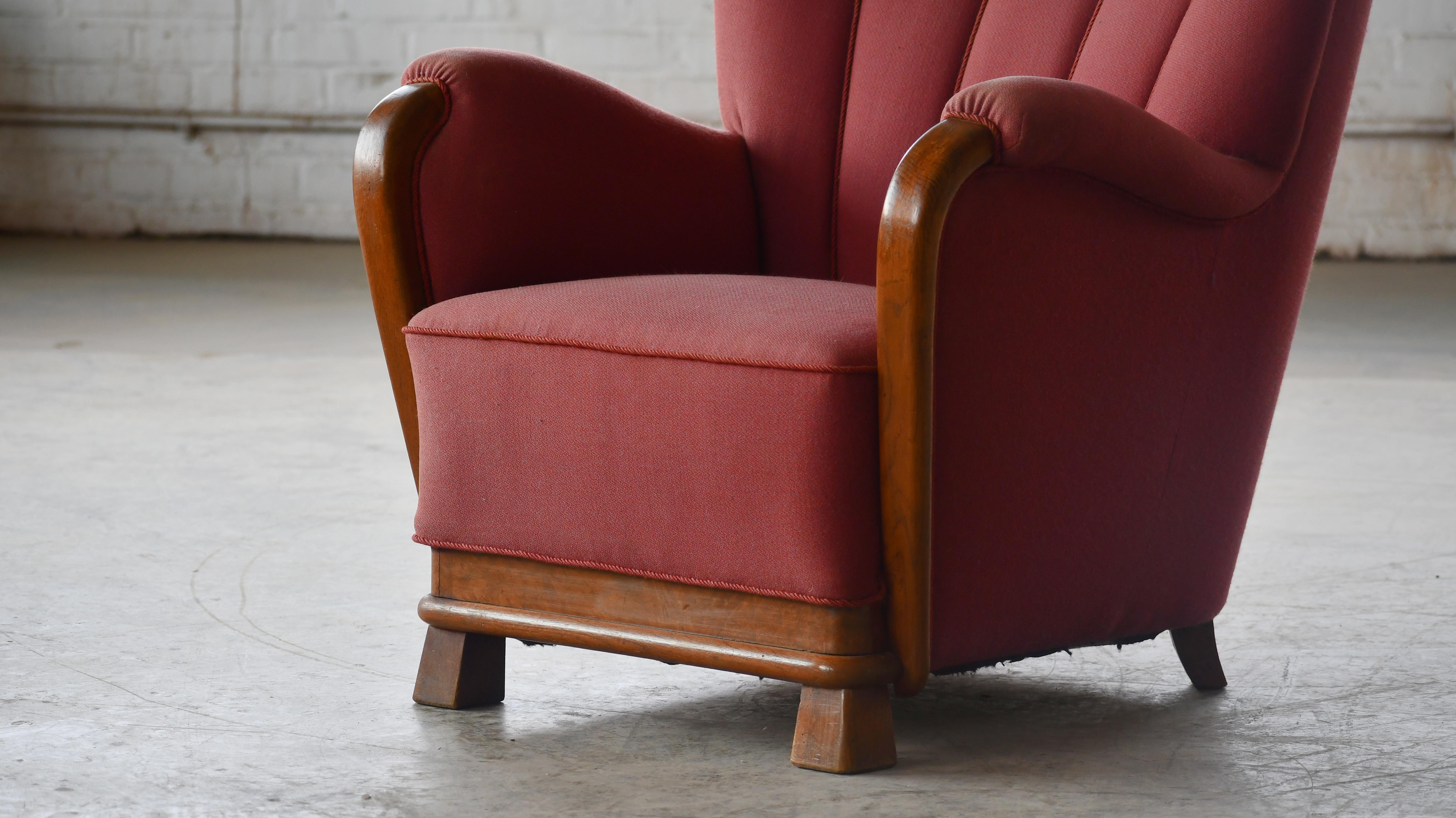 Milieu du XXe siècle Fauteuil de salon scandinave avec accoudoir et base en chêne et laine rouge, années 1940 en vente
