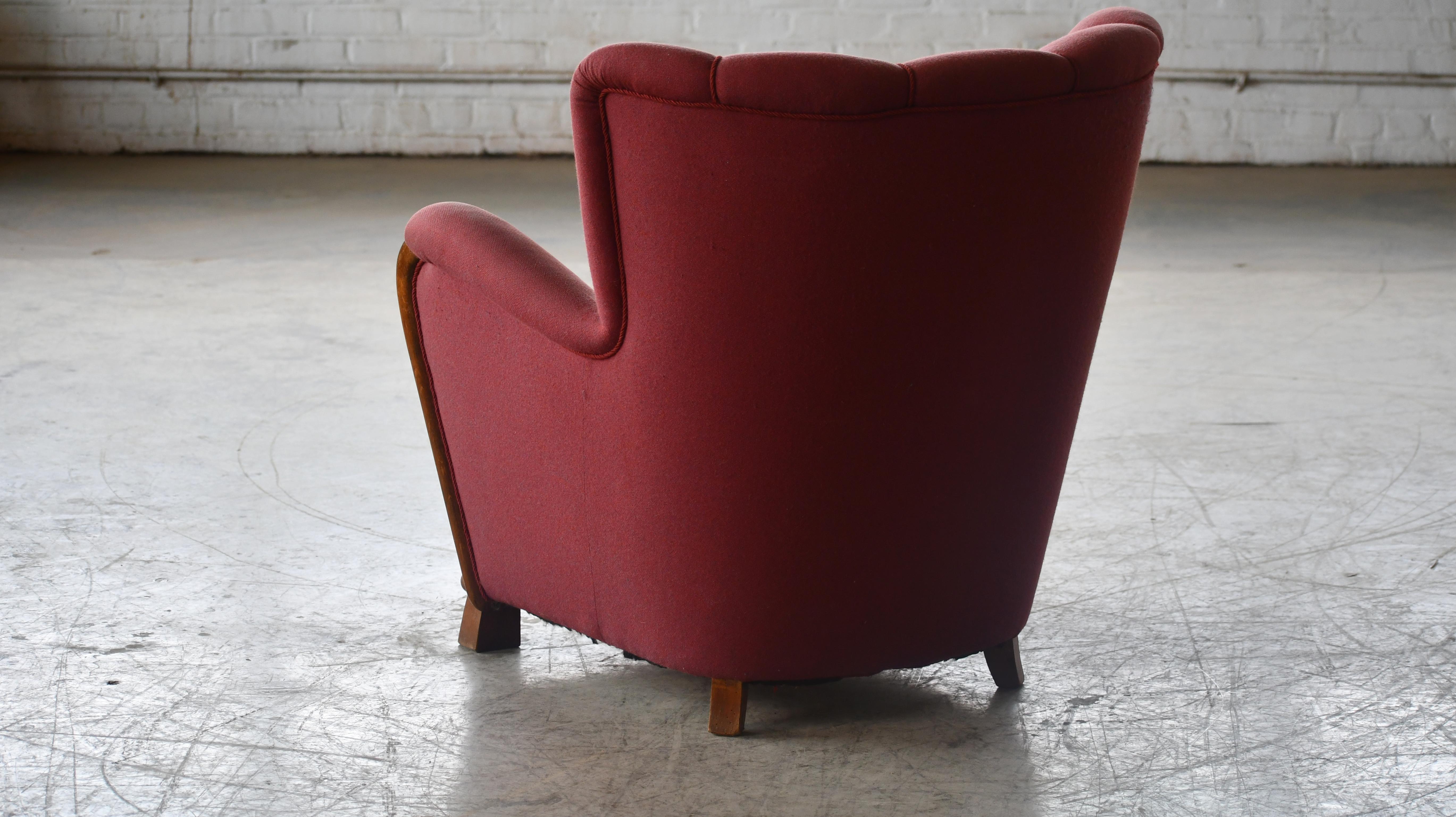 Laine Fauteuil de salon scandinave avec accoudoir et base en chêne et laine rouge, années 1940 en vente