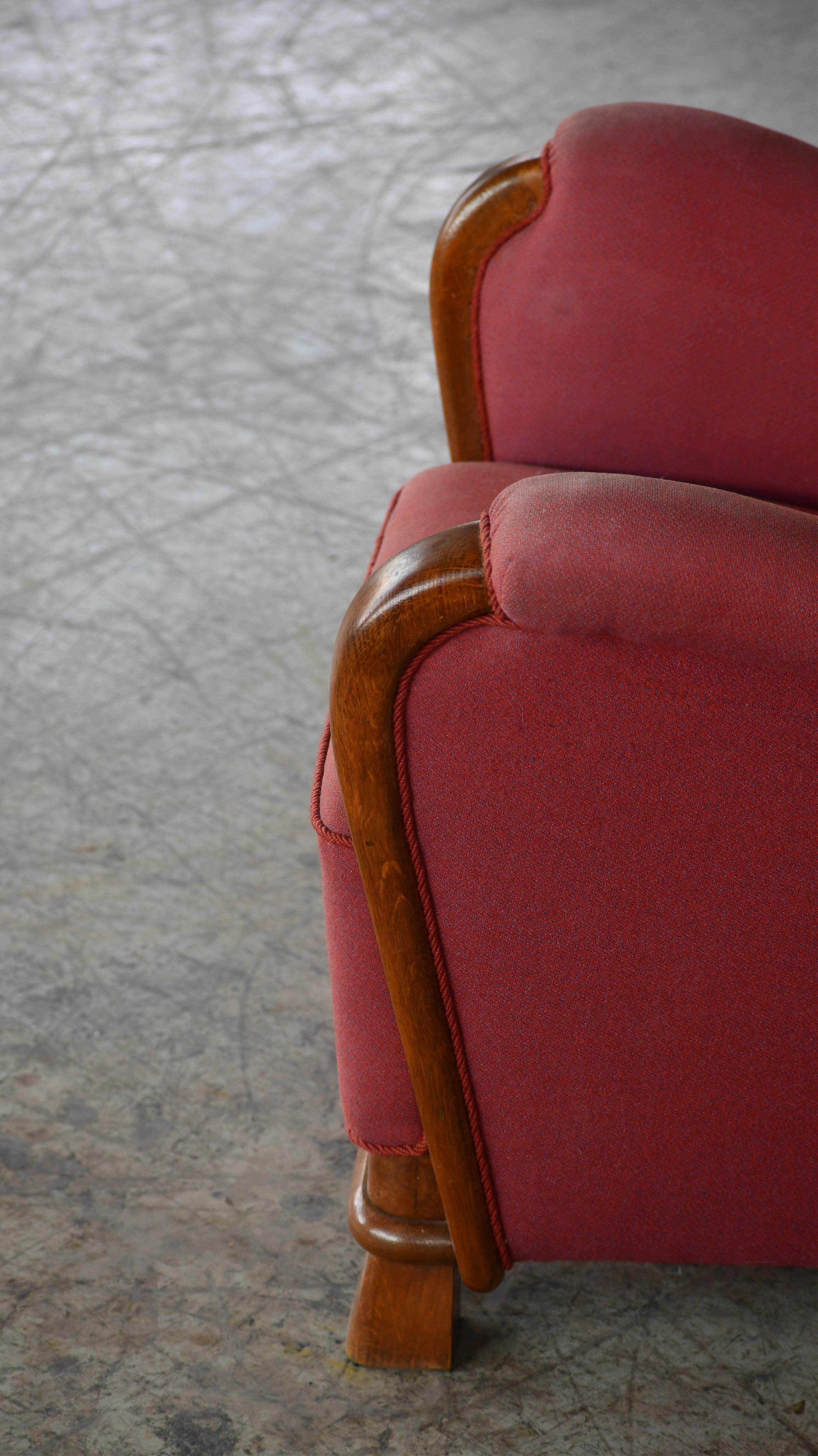 Fauteuil de salon scandinave avec accoudoir et base en chêne et laine rouge, années 1940 en vente 1