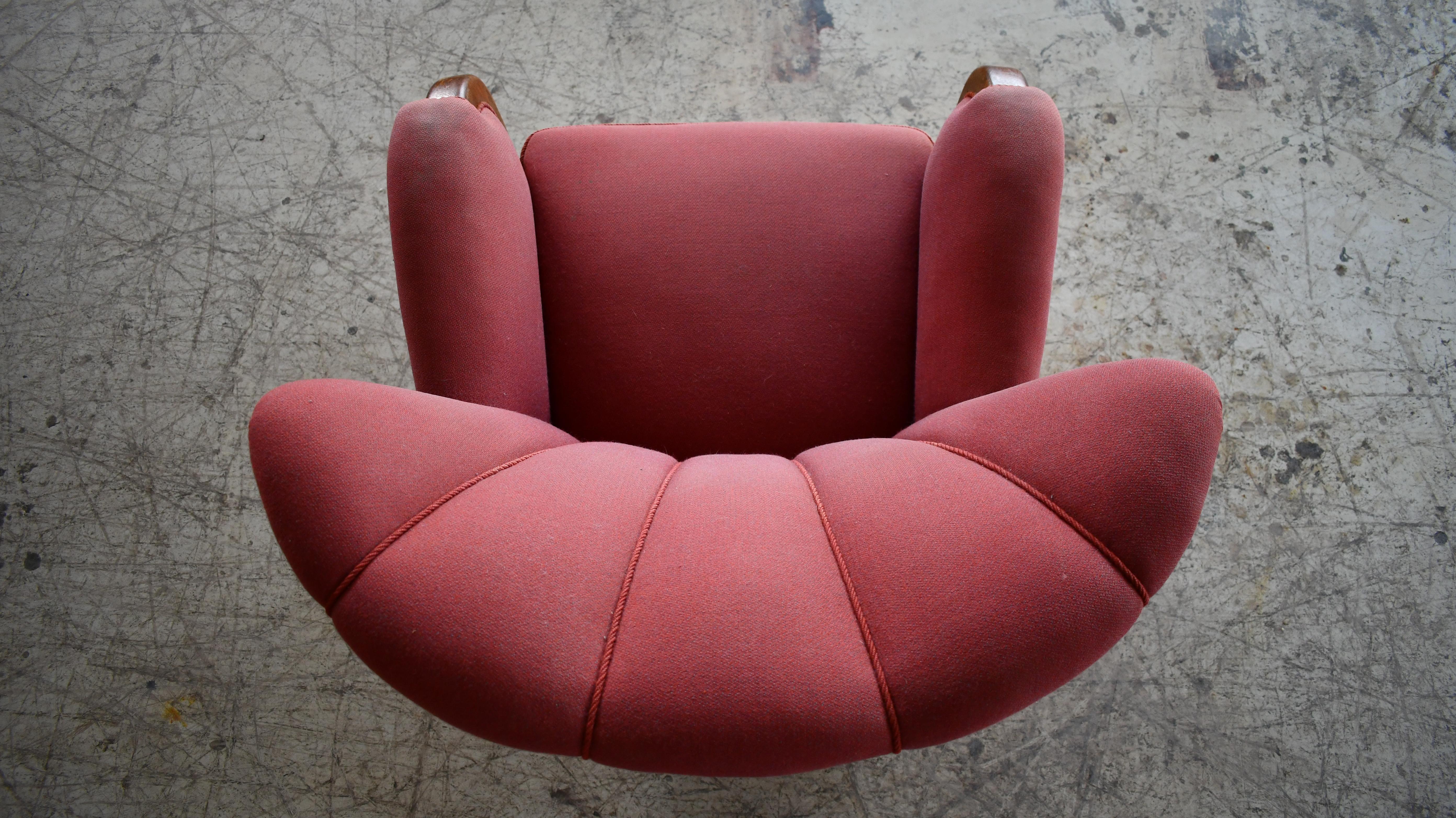 Fauteuil de salon scandinave avec accoudoir et base en chêne et laine rouge, années 1940 en vente 2