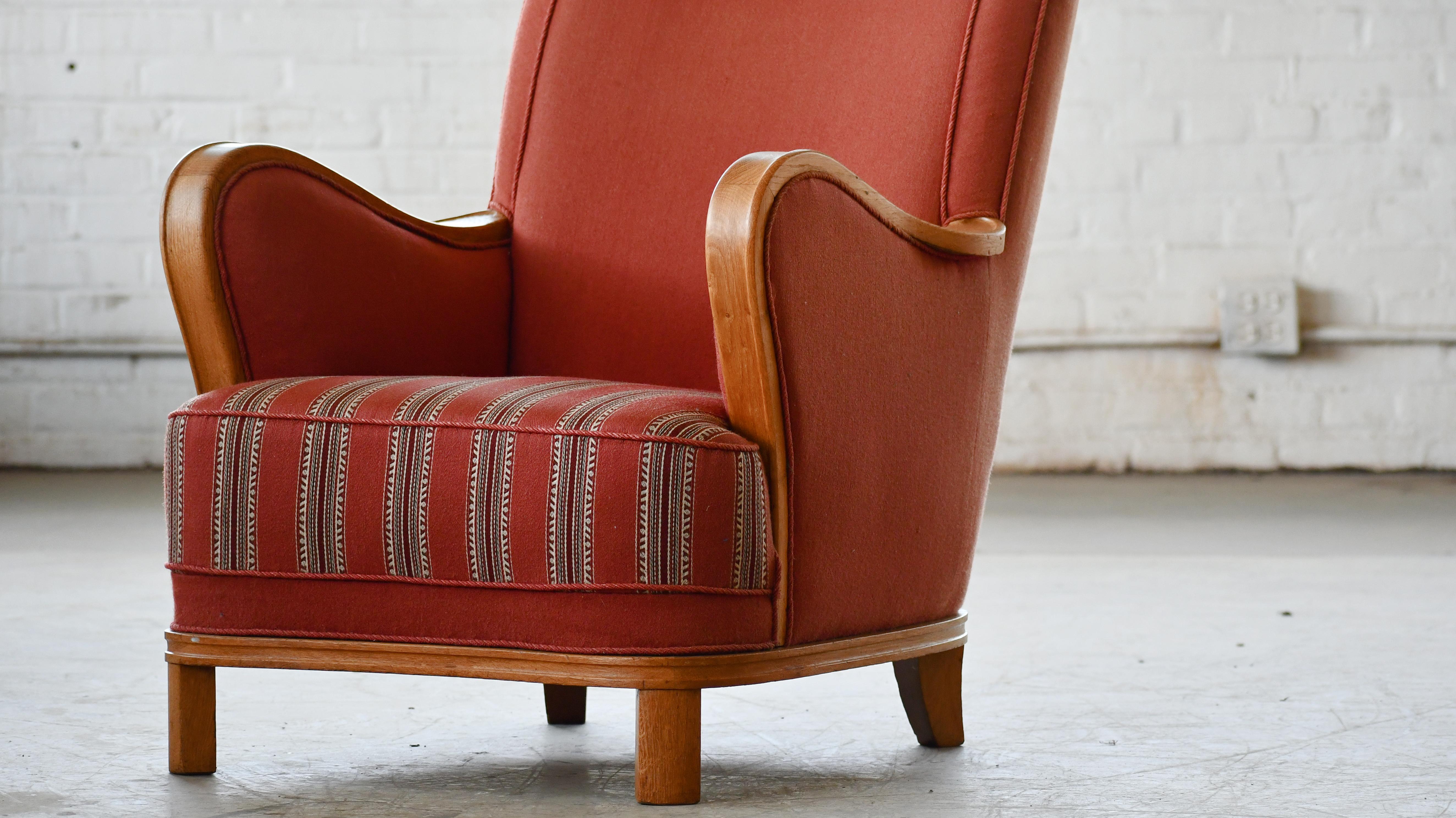 Scandinavian Lounge Chair with Oak Armrest and Base Two-Tone Wool, 1940's In Good Condition For Sale In Bridgeport, CT