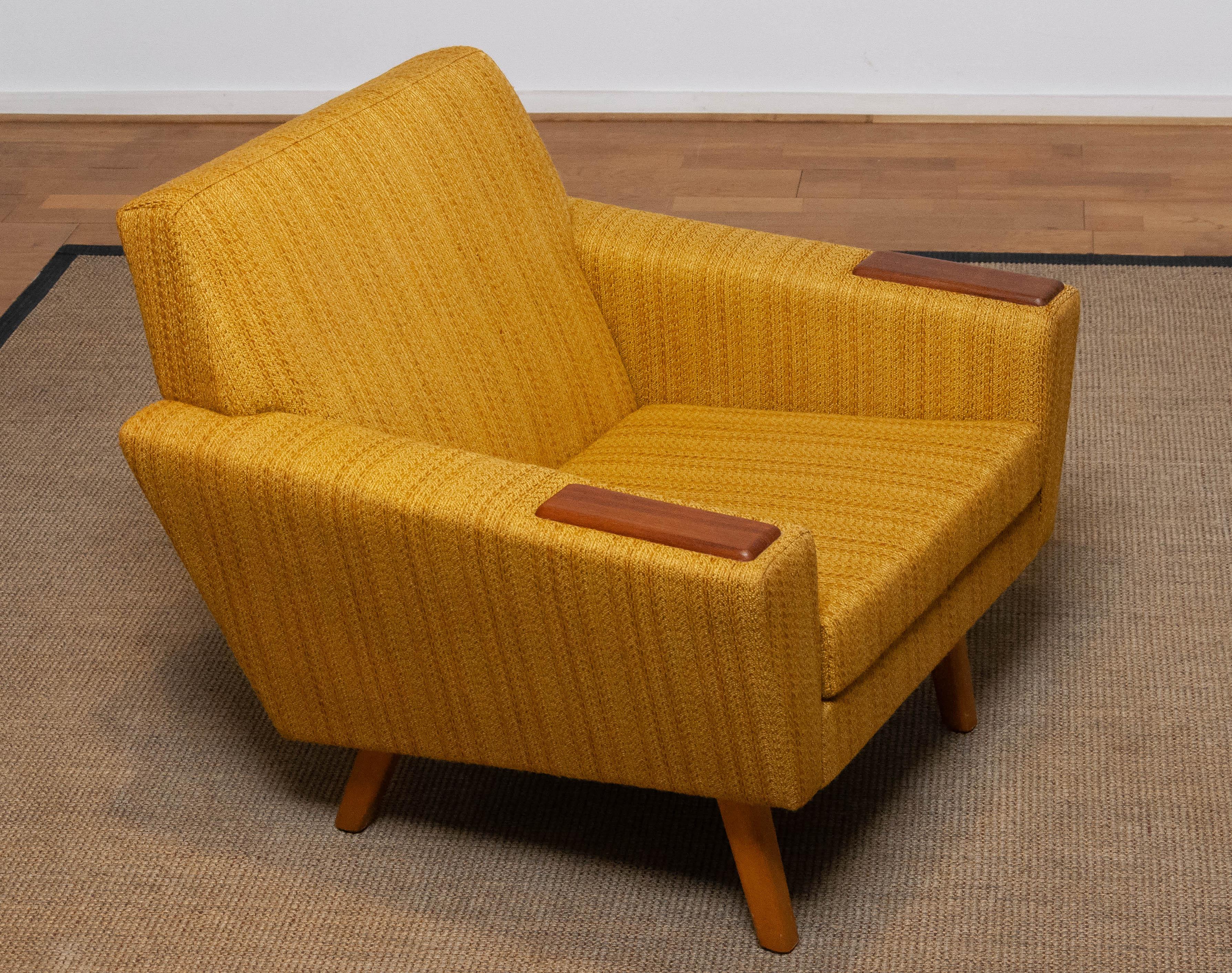Scandinavian Lounge Chairs with Ochre Fabric And Teak Paws, Denmark 1950s In Good Condition In Silvolde, Gelderland