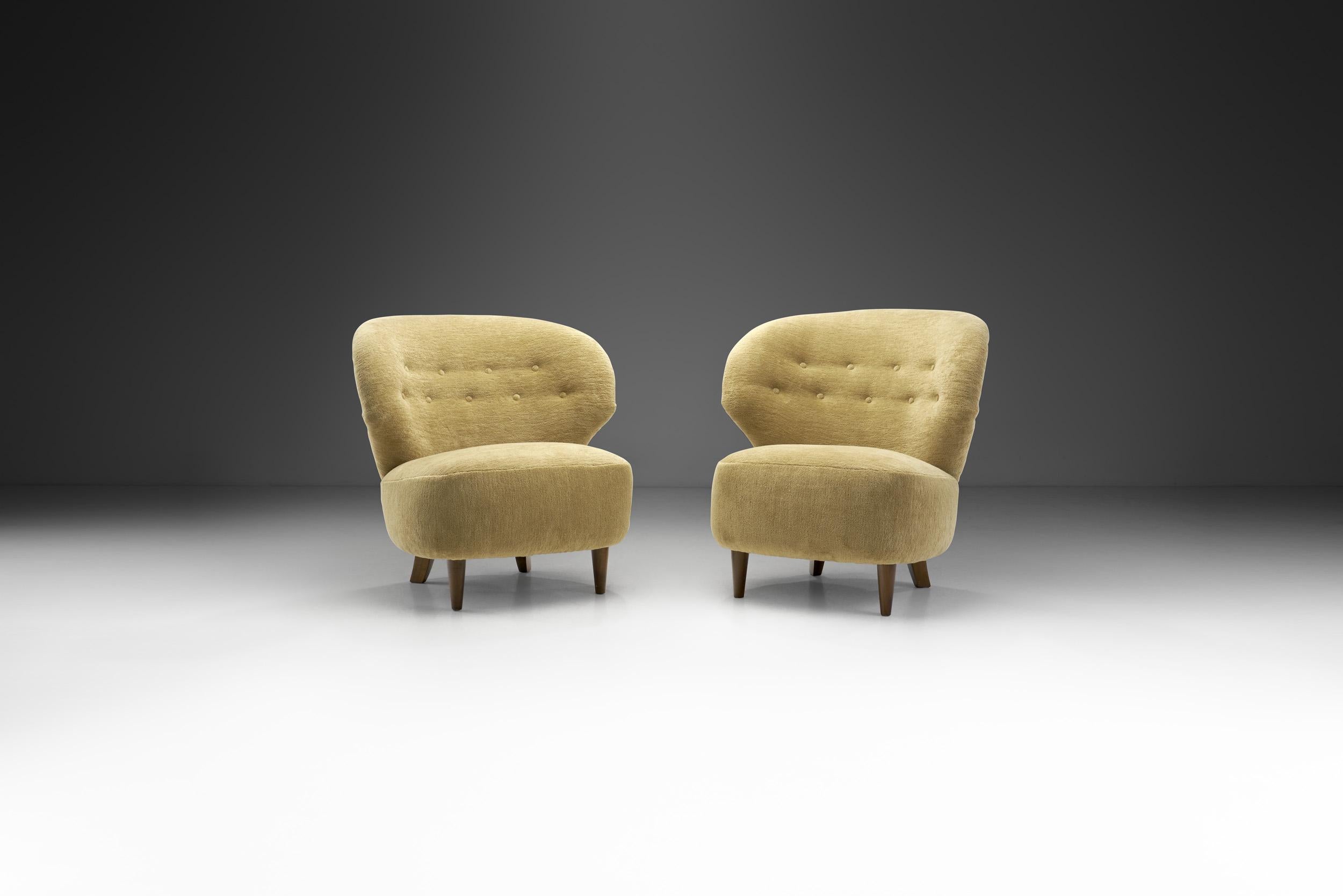 Le design scandinave est un style distinctif qui représente une philosophie de conception, guidée par la fonctionnalité, la simplicité et les lignes épurées. Le fabricant de cette paire de chaises longues avait non seulement une préférence pour ses