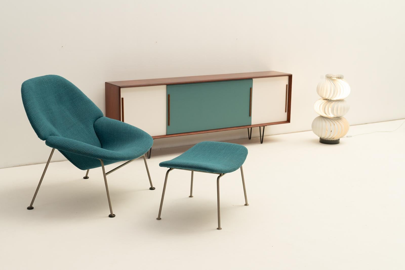 Scandinavian low sideboard 3 doors In Good Condition For Sale In Brussels, BE