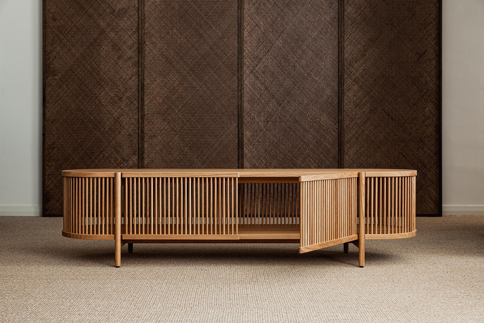 Buffet bas scandinave Bastone, en chêne naturel Neuf - En vente à Paris, IDF