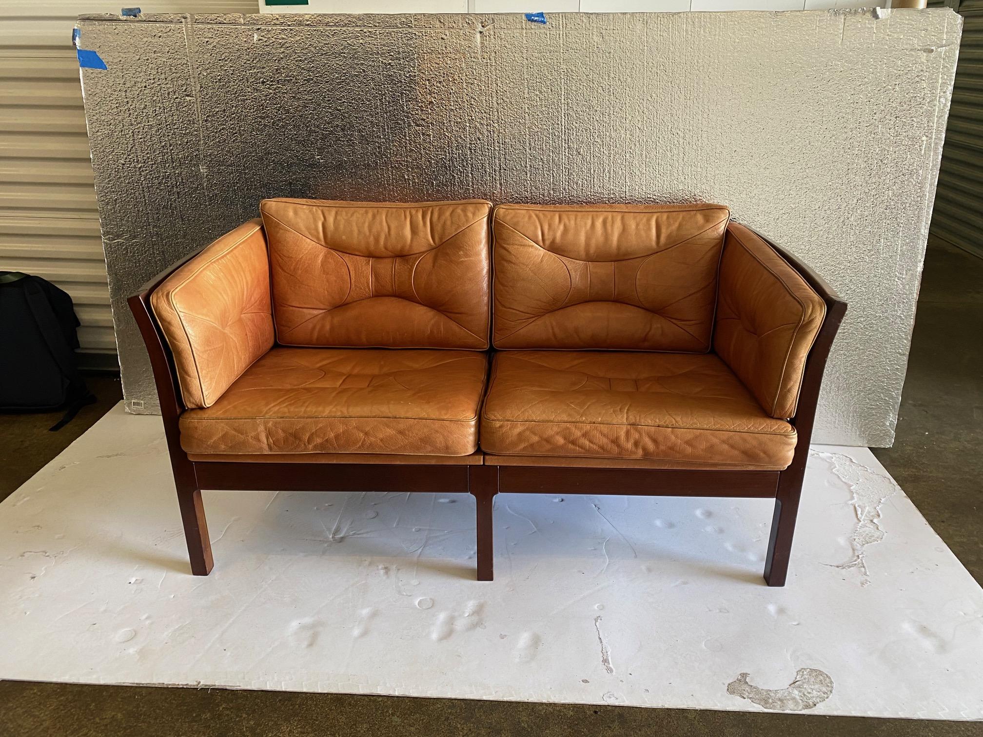 Scandinavian Mahogany and Leather Settee In Good Condition For Sale In Montreal, QC