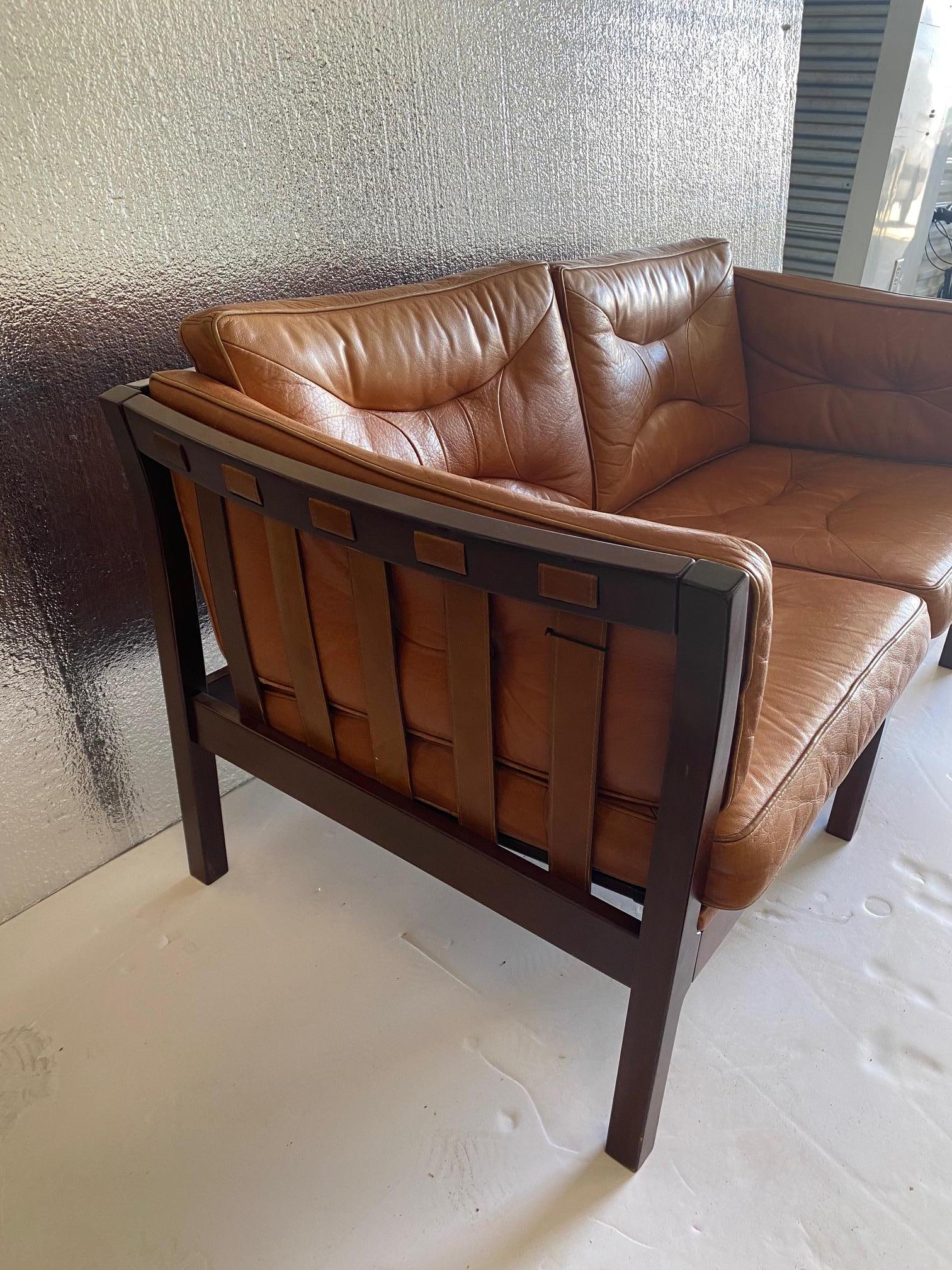 Scandinavian Mahogany and Leather Settee For Sale 3