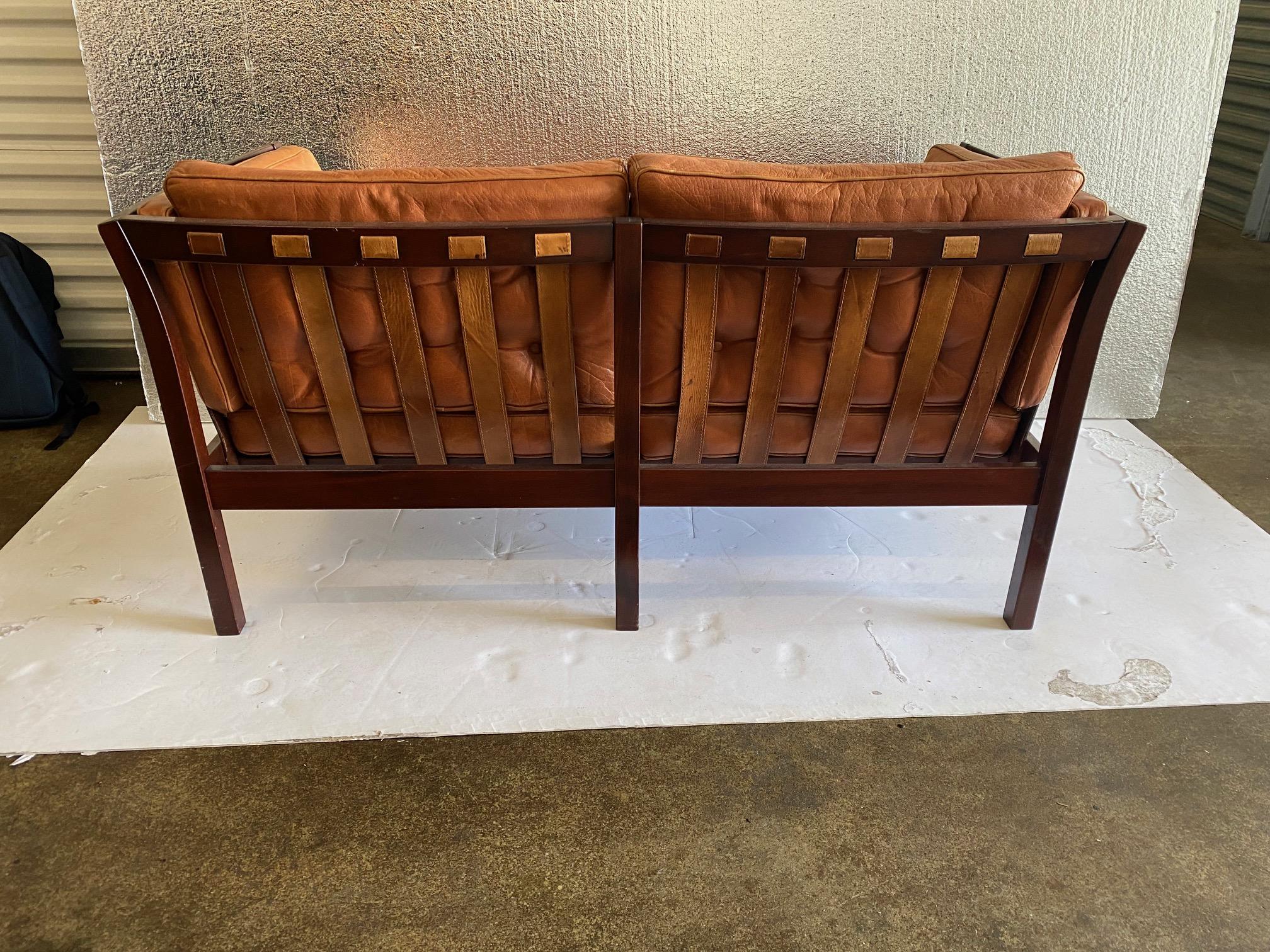 Scandinavian Mahogany and Leather Settee For Sale 4