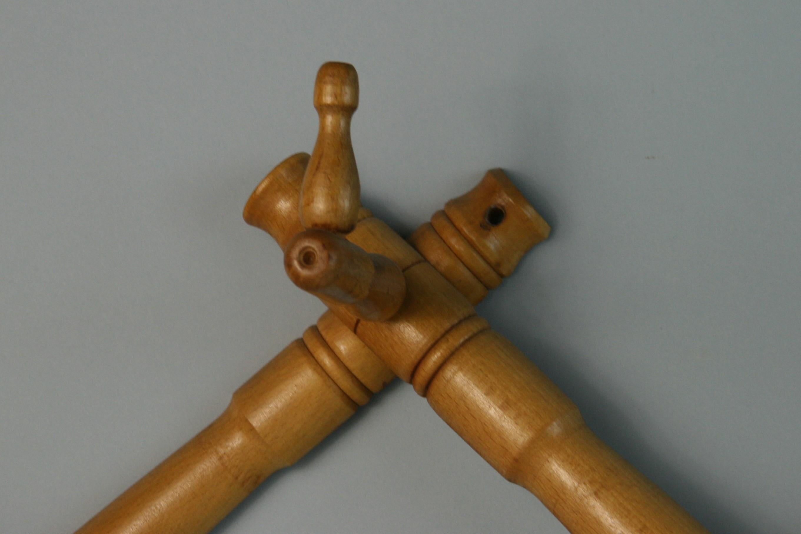 round accordion coat hanger