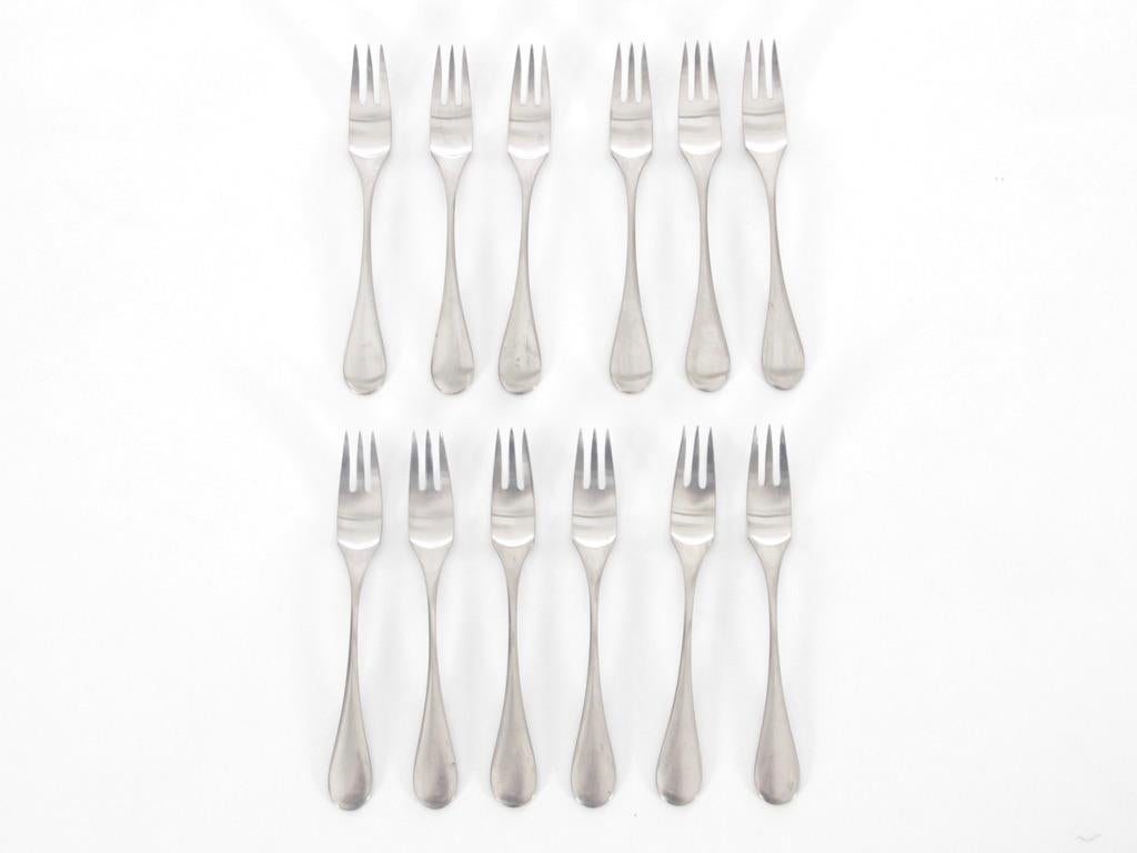 12 large forks 20.5 cm; 12 Large Spoons 20.5cm; 12 Large knives 22 cm; 12 Small forks 16.5 cm: 12 Small knives 18.5 cm: 10 Small spoons 13.5 cm

Mango cutlery set was designed by Nanny Still in 1973. The inspiration for Nanny Still’s Mango cutlery