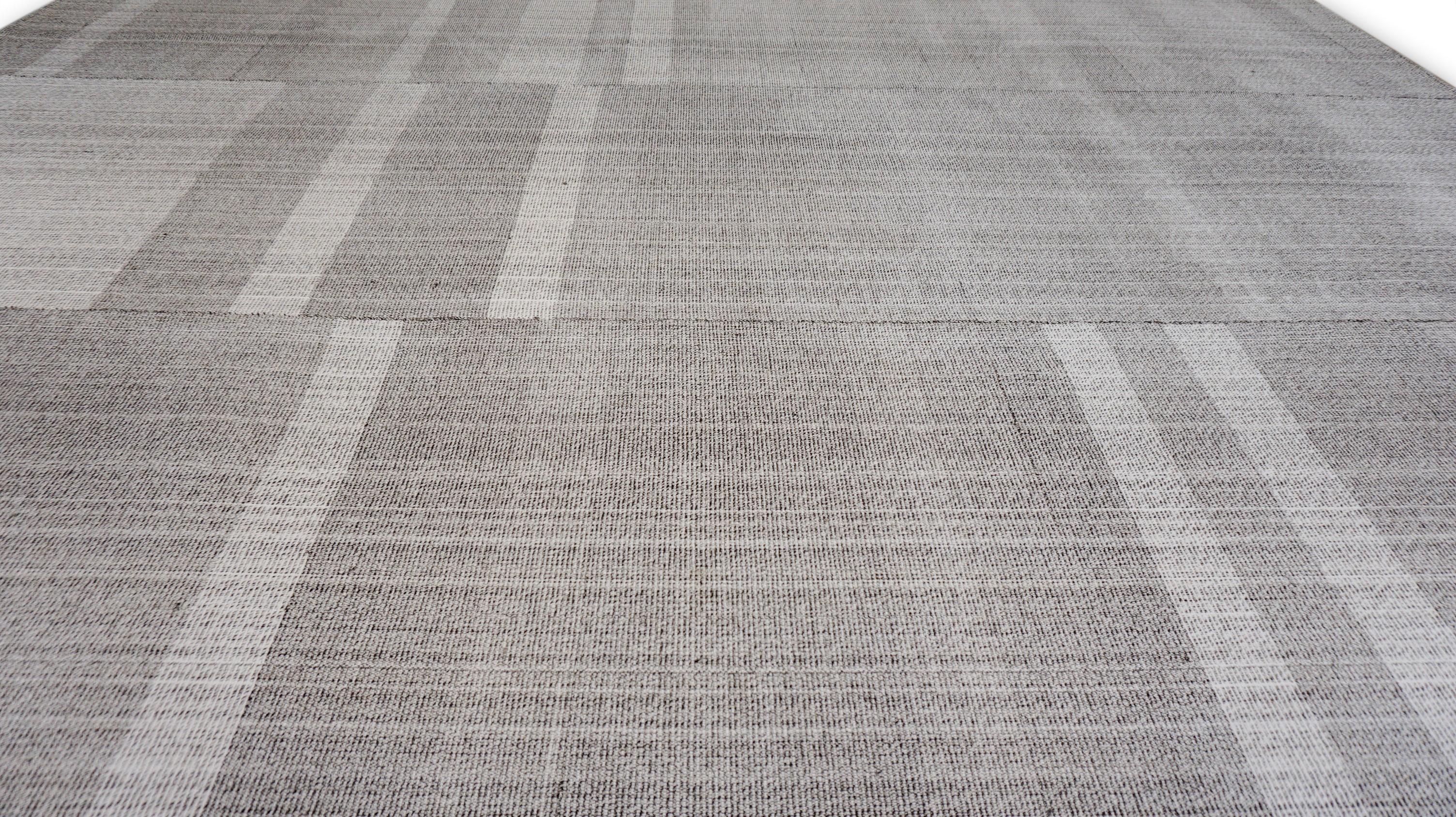 Skandinavischer Mazandaran-Stil Kelim Wolle Grau Elfenbein  10'5''x12'11'' (Moderne) im Angebot