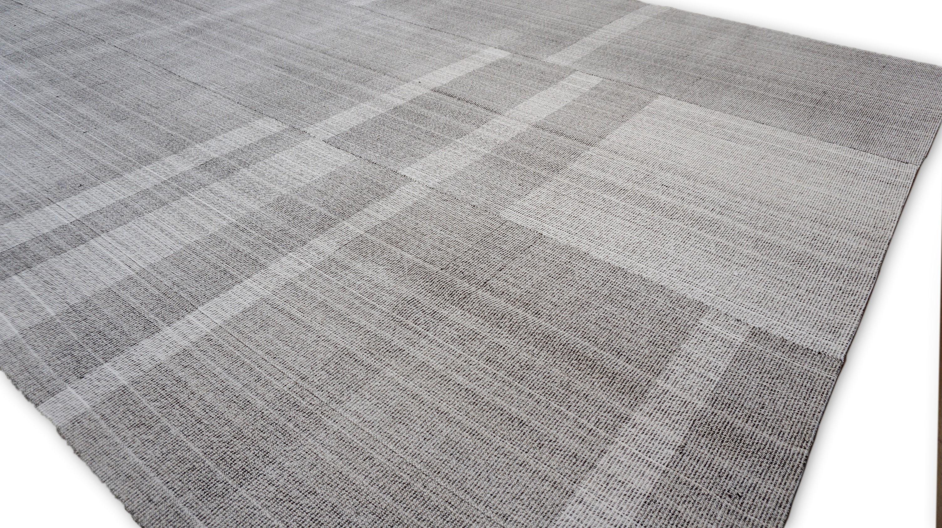 Skandinavischer Mazandaran-Stil Kelim Wolle Grau Elfenbein  10'5''x12'11'' (Türkisch) im Angebot
