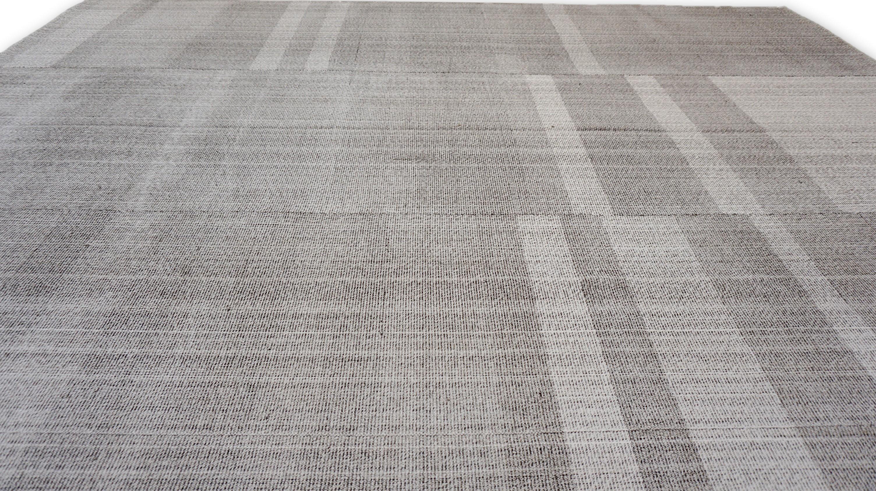 Skandinavischer Mazandaran-Stil Kelim Wolle Grau Elfenbein  10'5''x12'11'' (Handgewebt) im Angebot