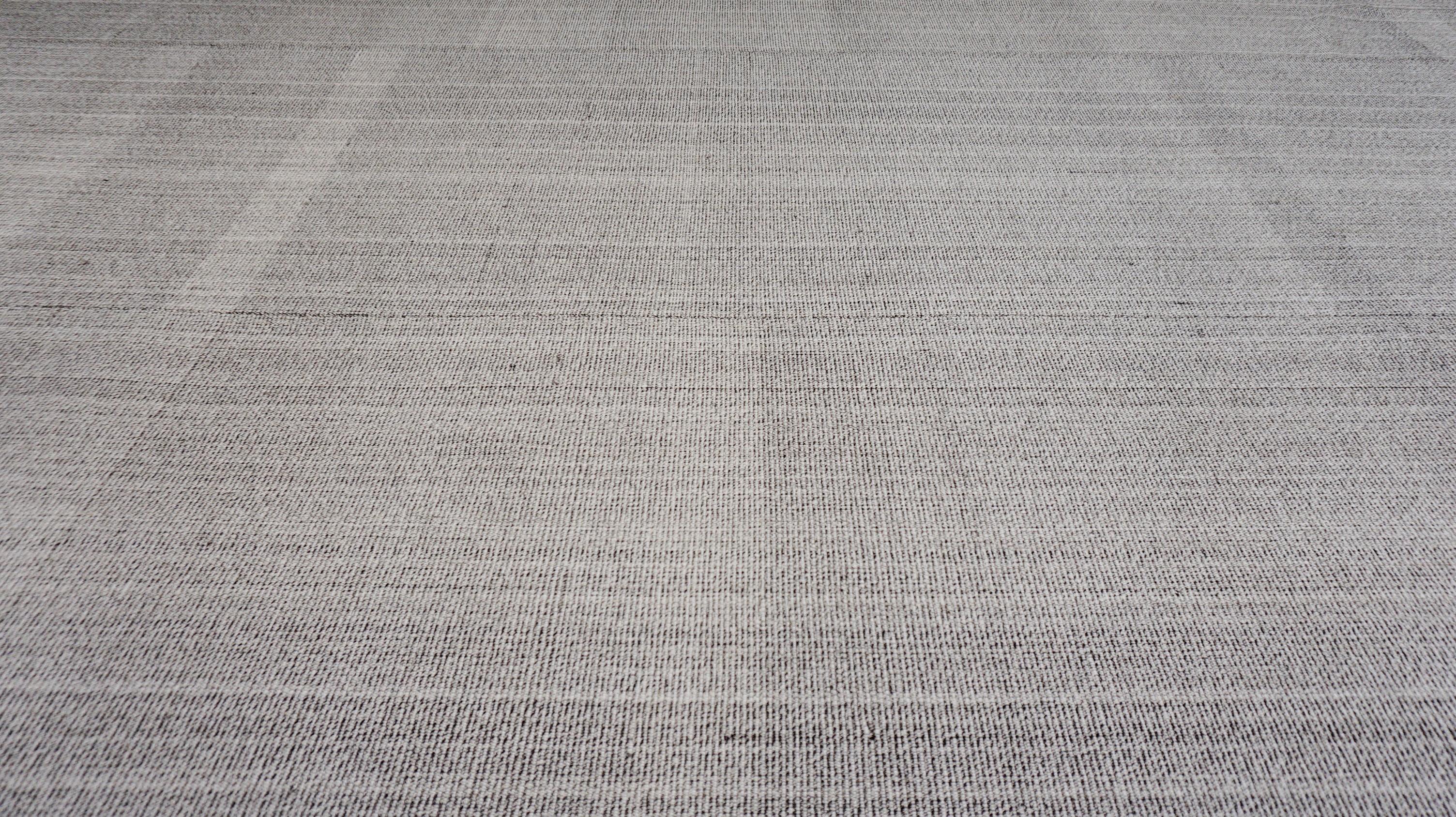Skandinavischer Mazandaran-Stil Kelim Wolle Grau Elfenbein  10'5''x12'11'' im Zustand „Neu“ im Angebot in Torrance, CA