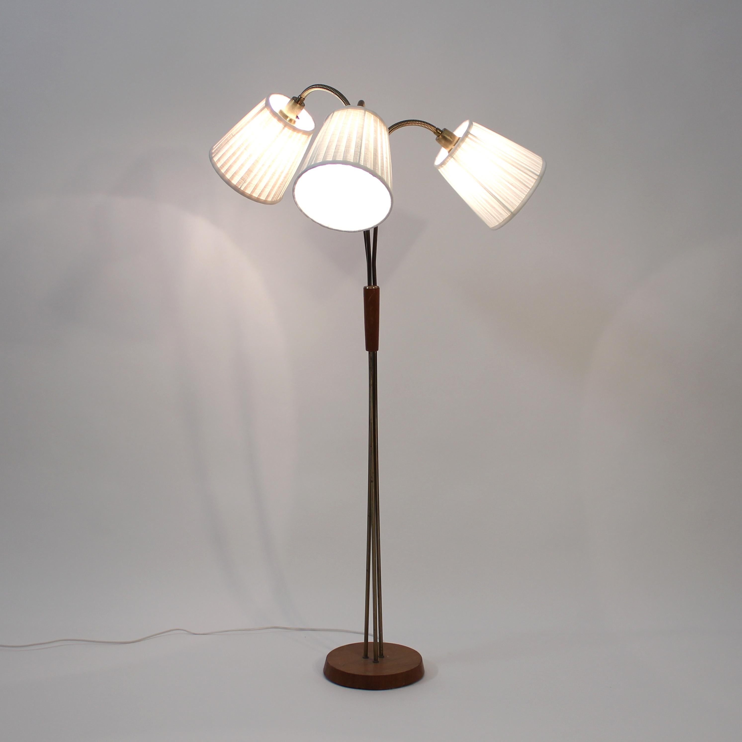 Scandinavian mid-century 3-light floor lamp, teak and brass, 1950s In Good Condition For Sale In Uppsala, SE