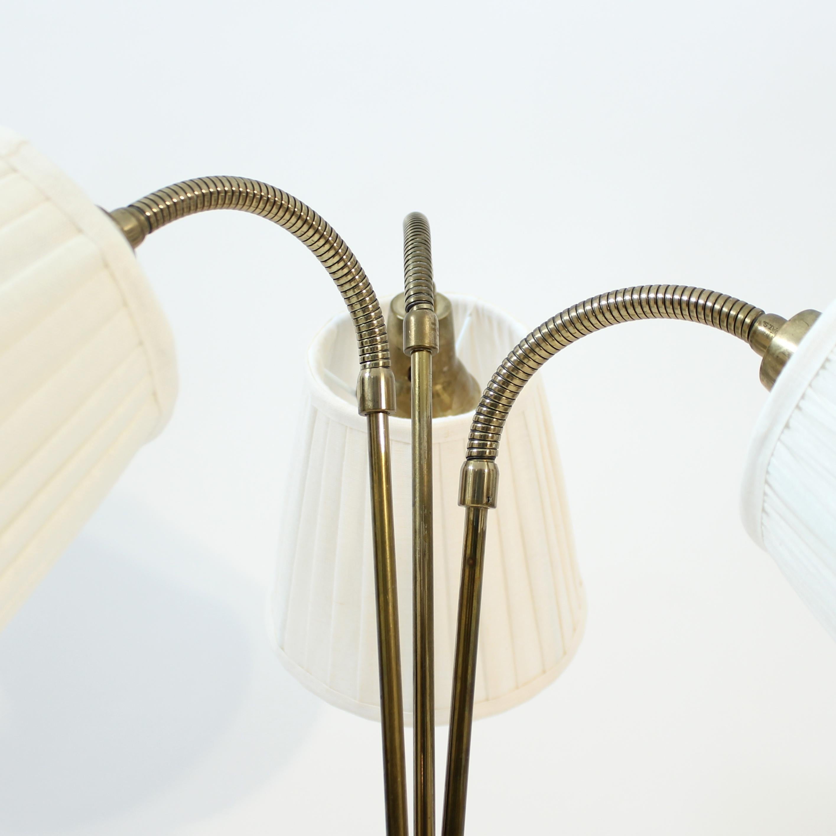 Lampadaire scandinave à 3 lumières du milieu du siècle, teck et laiton, années 1950 en vente 1