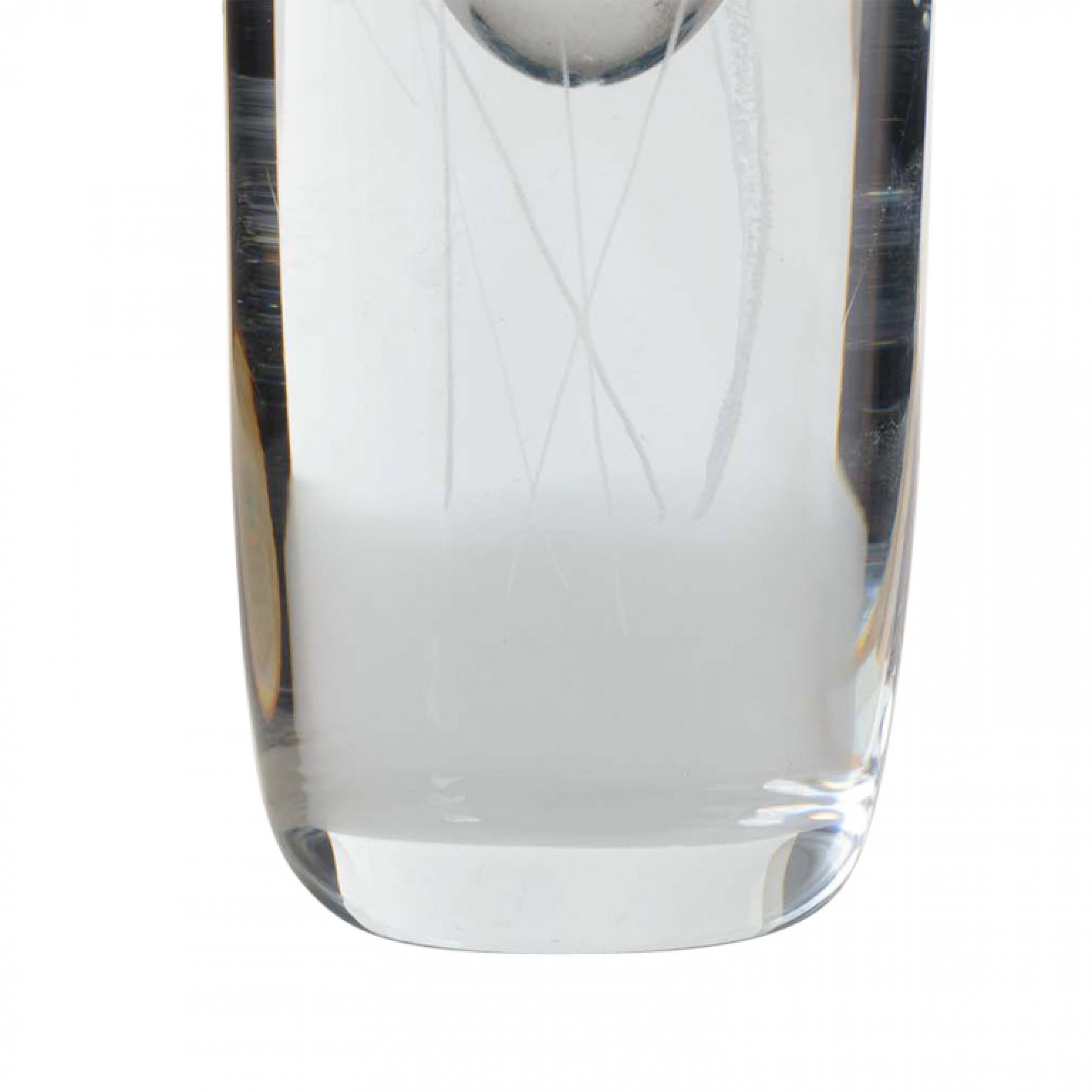 Vaso di gemme in vetro artistico scandinavo della metà del secolo scorso, alto e ovoidale, con disegno floreale inciso (firmato)