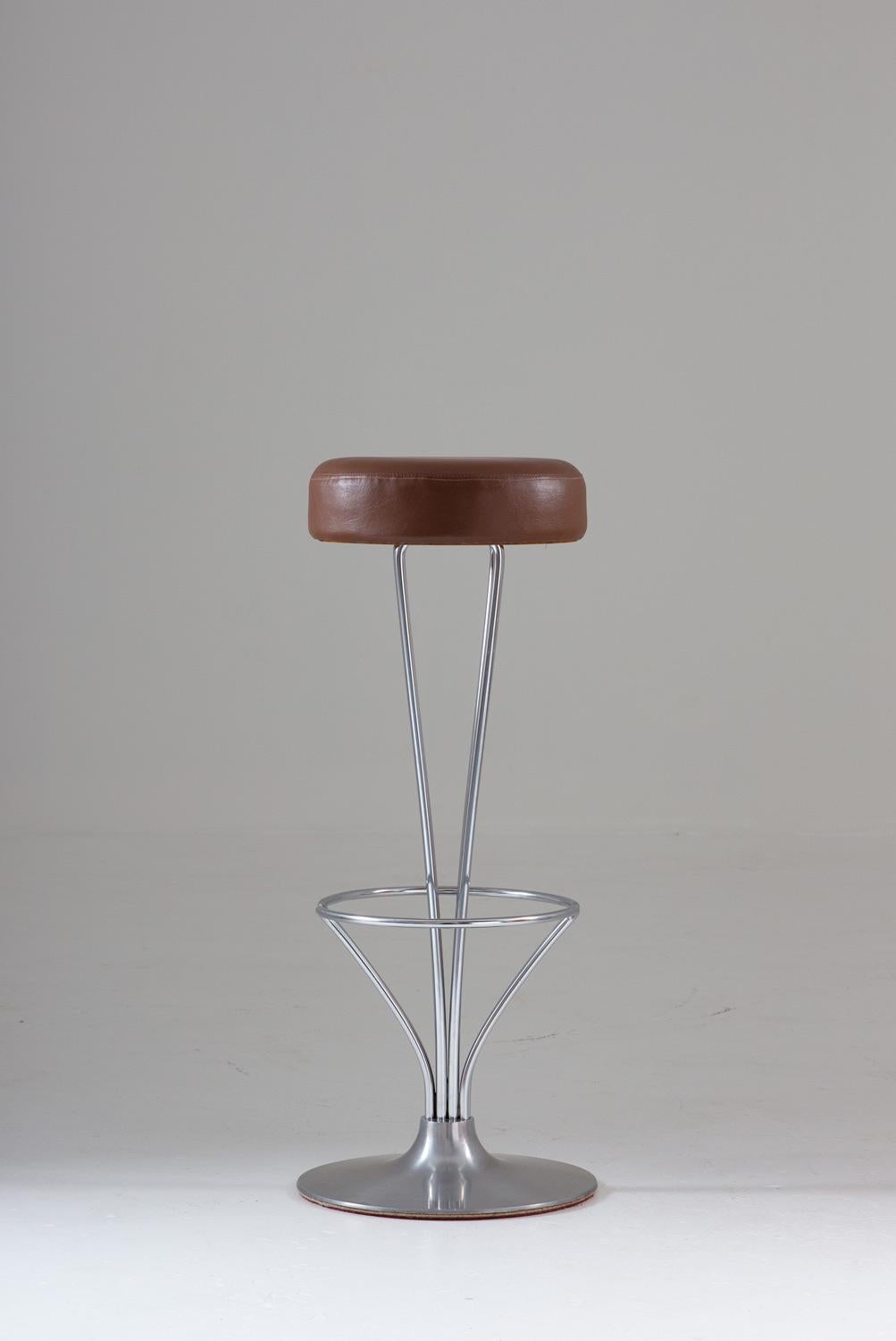 Scandinavian midcentury bar stools by Piet Hein for Fritz Hansen, Manufacture in 1974.
Classic bar stools made of chrome-plated metal with a base of brushed aluminium. Original brown skai upholstery. 

Condition: Very good original condition.