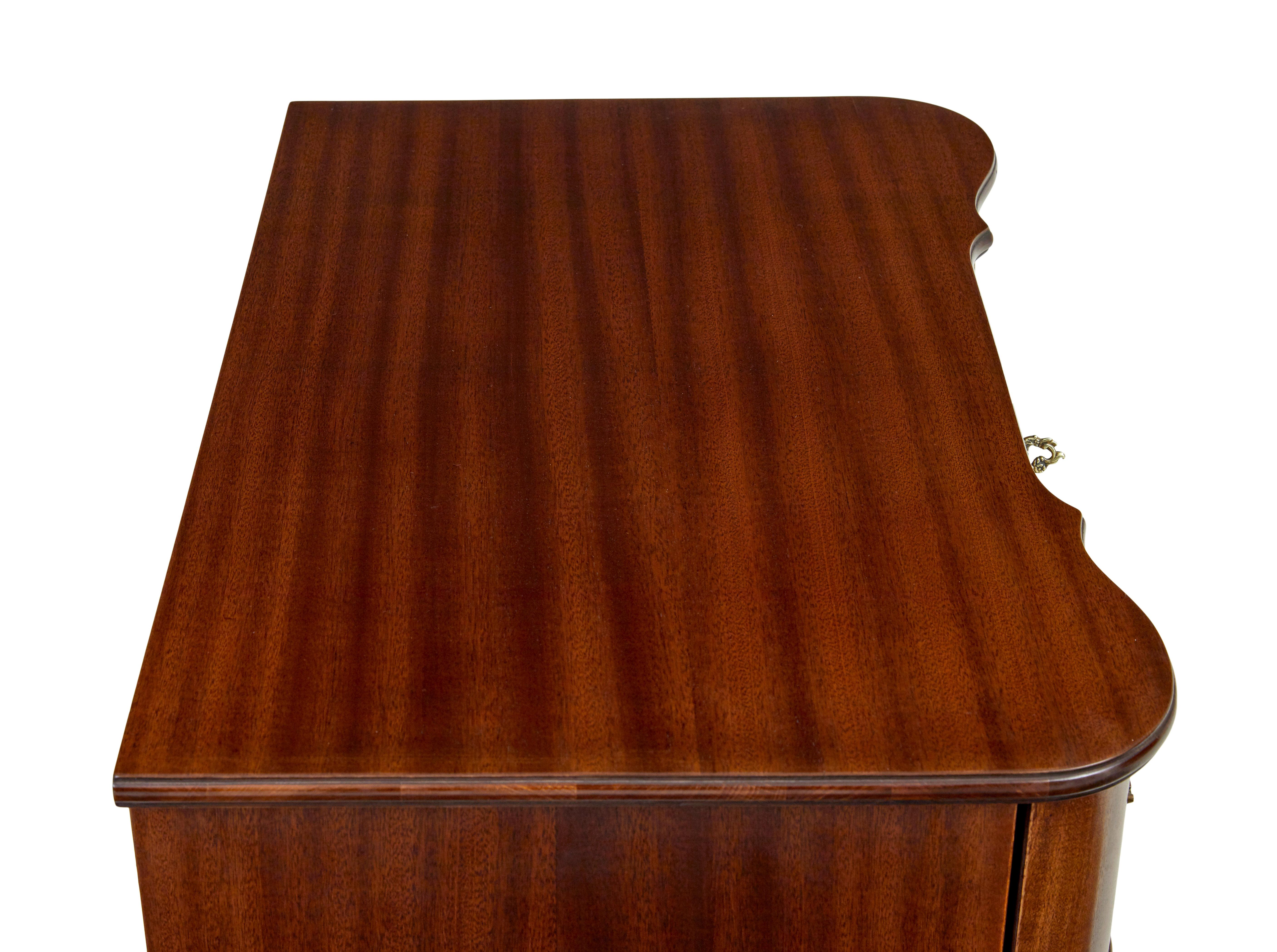 XX secolo Cassettiera barocca revival scandinava di metà secolo in vendita