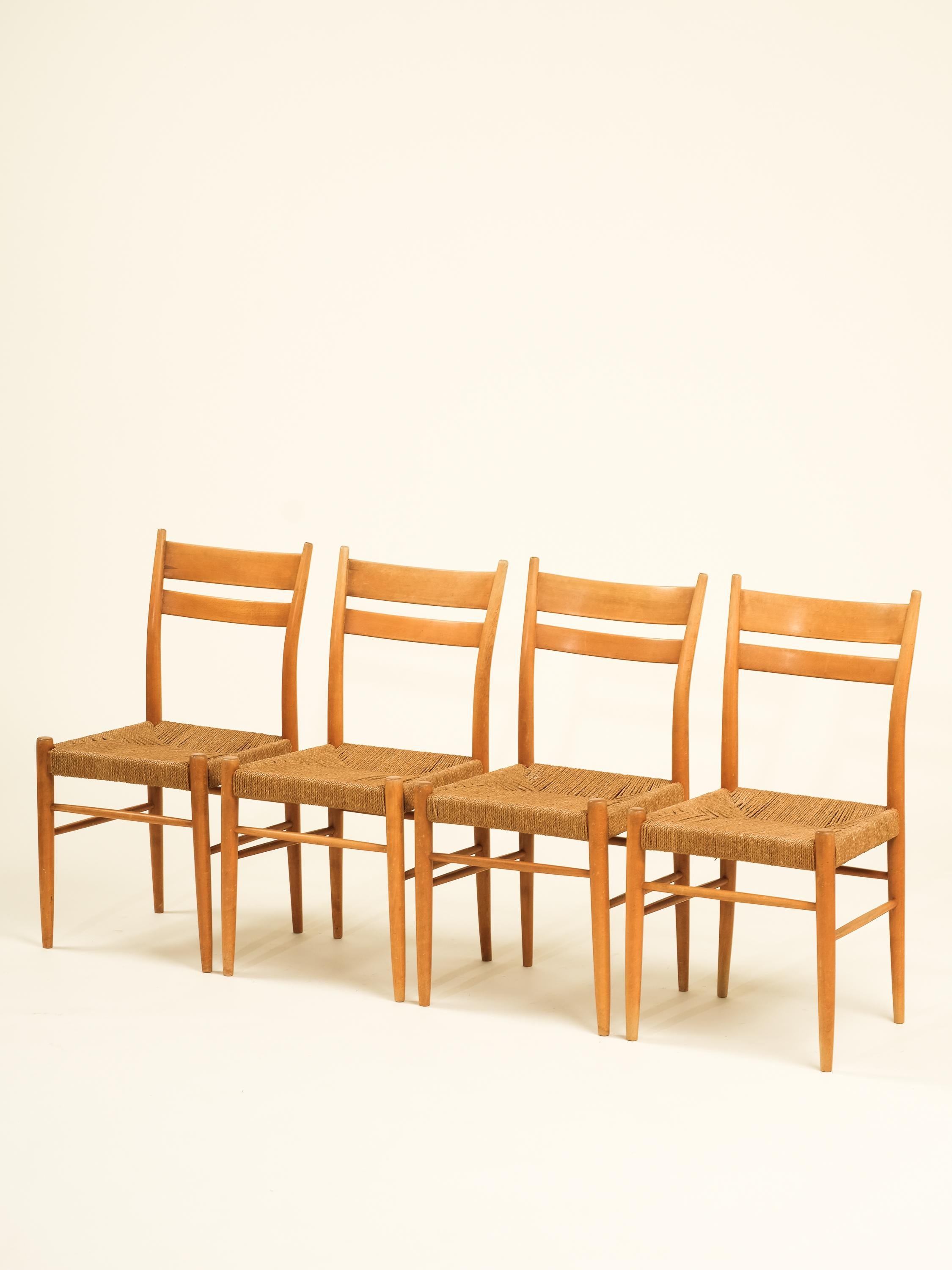 Quattro sedie da pranzo moderne svedesi di metà secolo nello stile di Gunnar Asplund. Seduta in corda intrecciata, struttura in legno massiccio, linee pulite e moderniste, qualità artigianale.