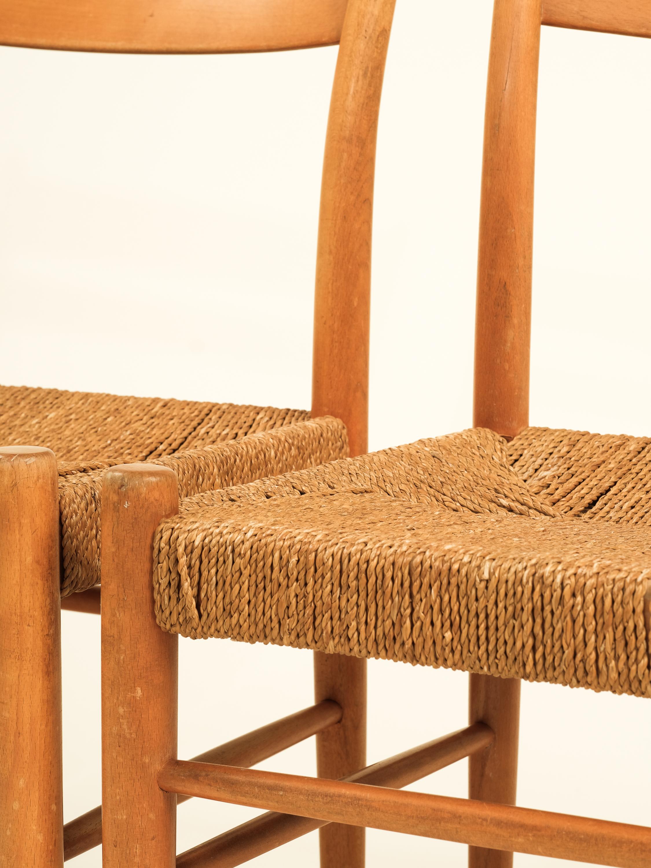 Metà XX secolo Sedie da pranzo scandinave di metà secolo in Beeche con sedile in corda, set da 4 in vendita