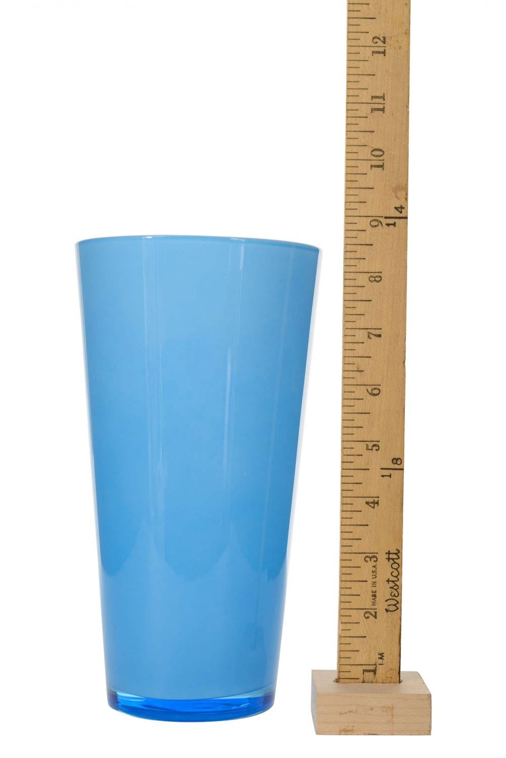 Skandinavische Mid-Century hohe konische zylindrische blaue Glasvase